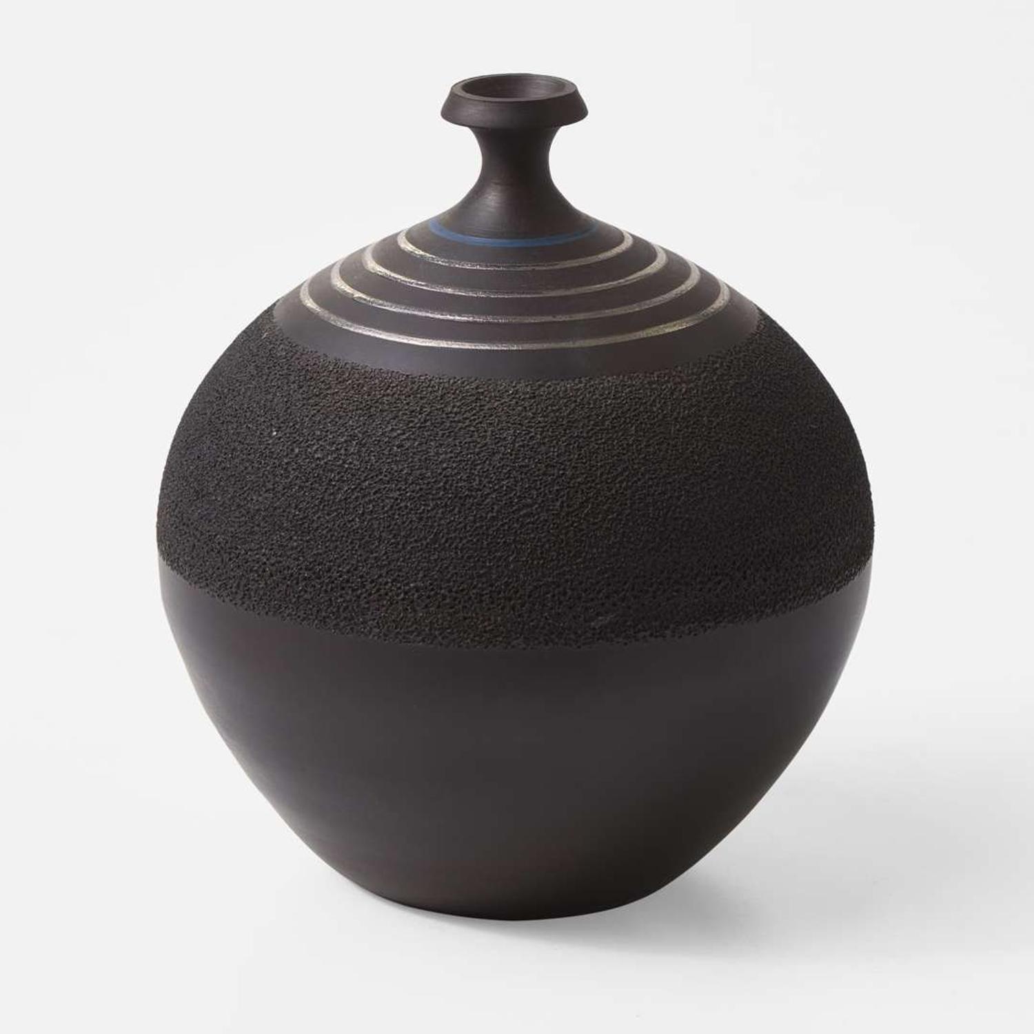 A Wedgwood Frank Brookes Black Basalt Studio Pottery Vase UK, 1980