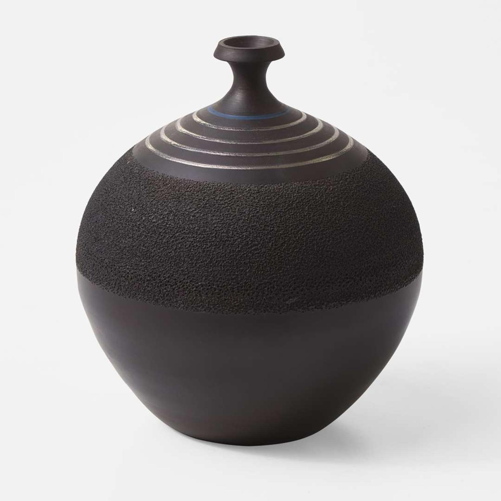 A Wedgwood Frank Brookes Black Basalt Studio Pottery Vase UK, 1980