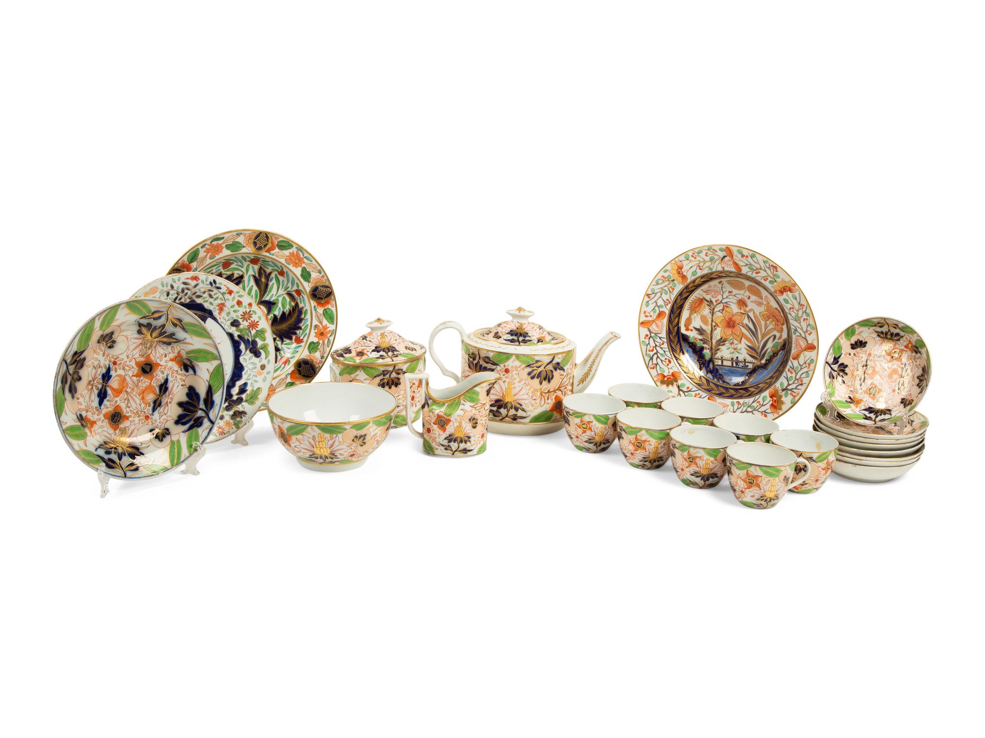 An English Coalport Porcelain Service in the Imari Palette — POSSIBLY JOHN ROSE, 19TH CENTURY