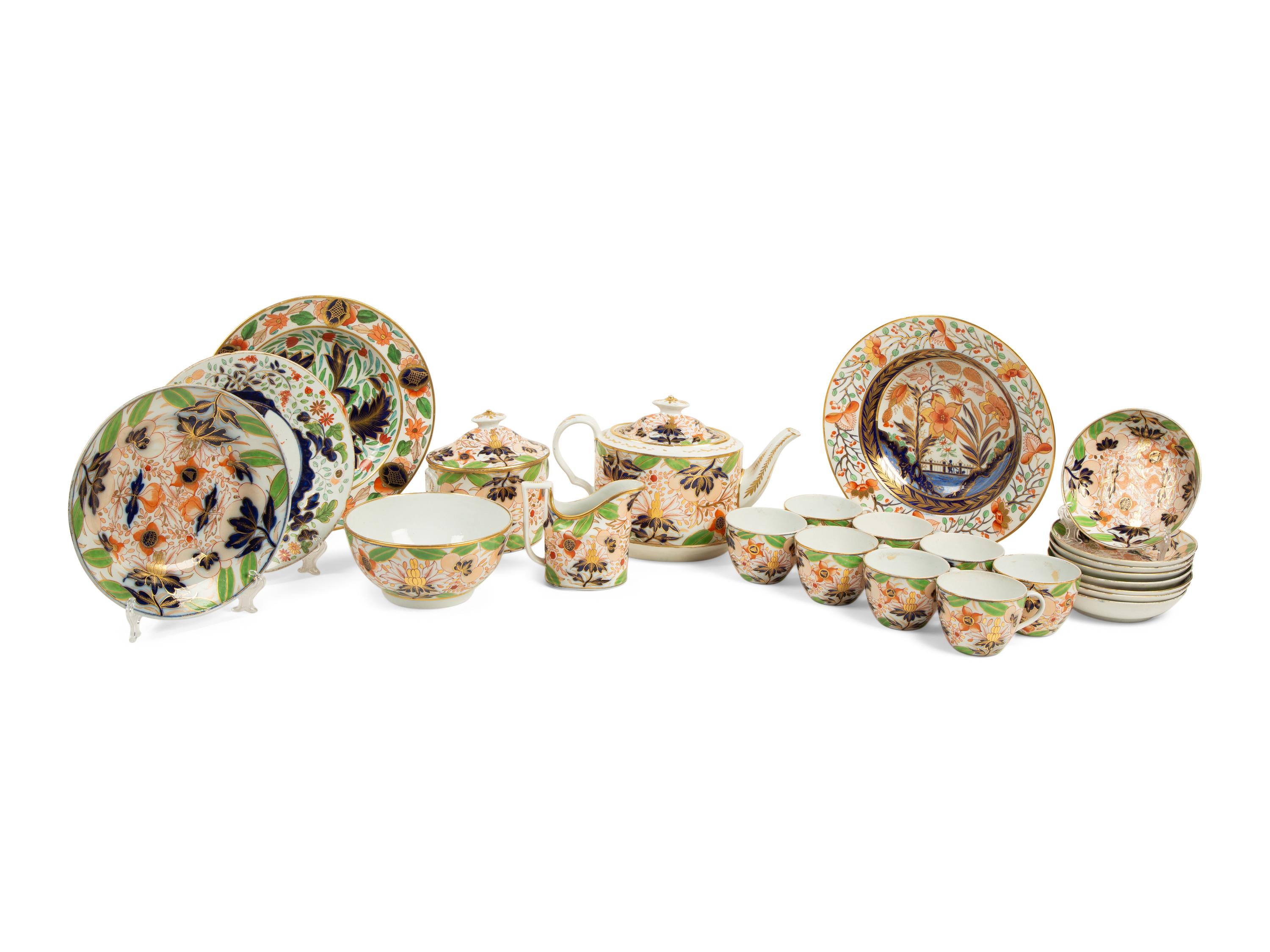 An English Coalport Porcelain Service in the Imari Palette — POSSIBLY JOHN ROSE, 19TH CENTURY