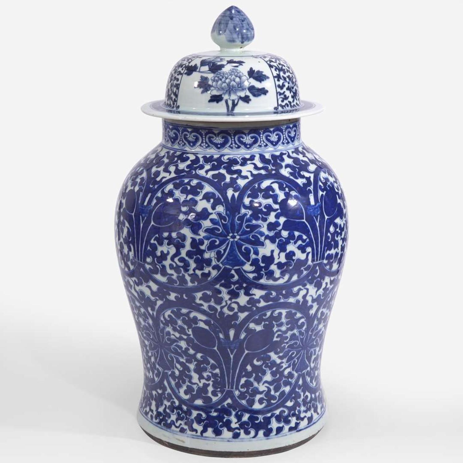 A very large Chinese blue and white porcelain jar with associated cover 青花大罐及盖子(或后配) The jar 19th century or earlier ??????????