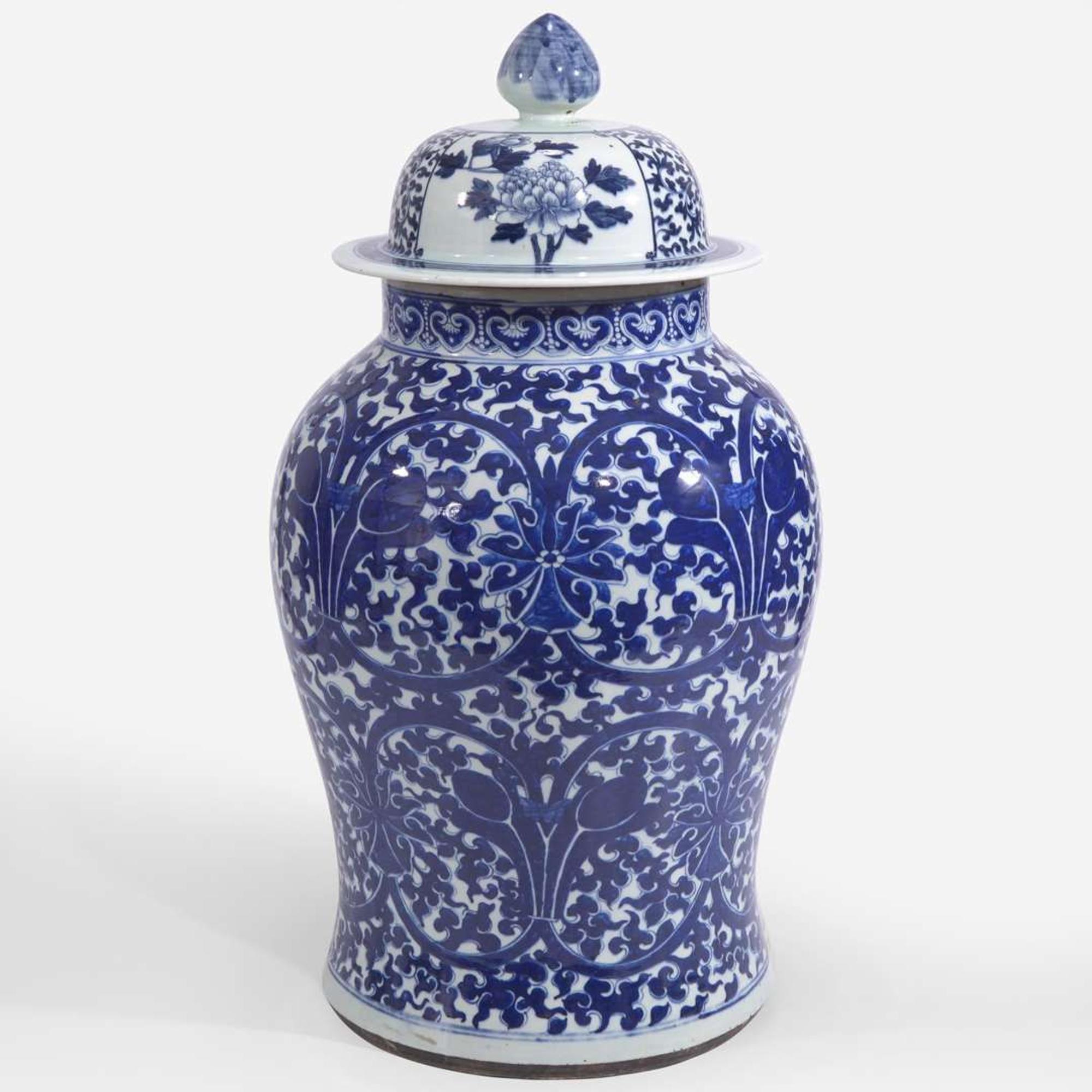 A very large Chinese blue and white porcelain jar with associated cover 青花大罐及盖子(或后配) The jar 19th century or earlier ??????????