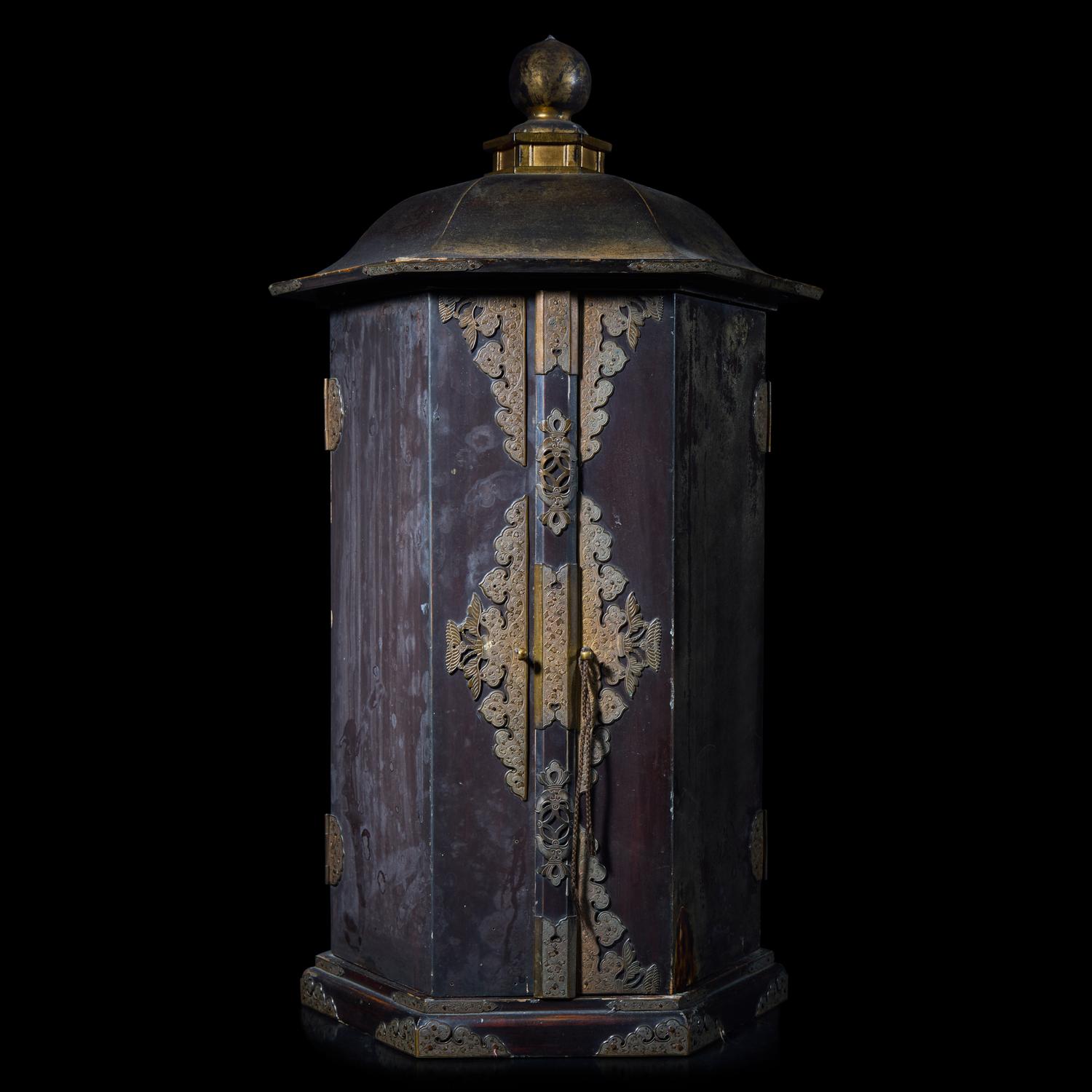 A Large Japanese Gilt and Lacquered Zushi Shrine, Edo Period 日本江戶時代 木漆金佛龕