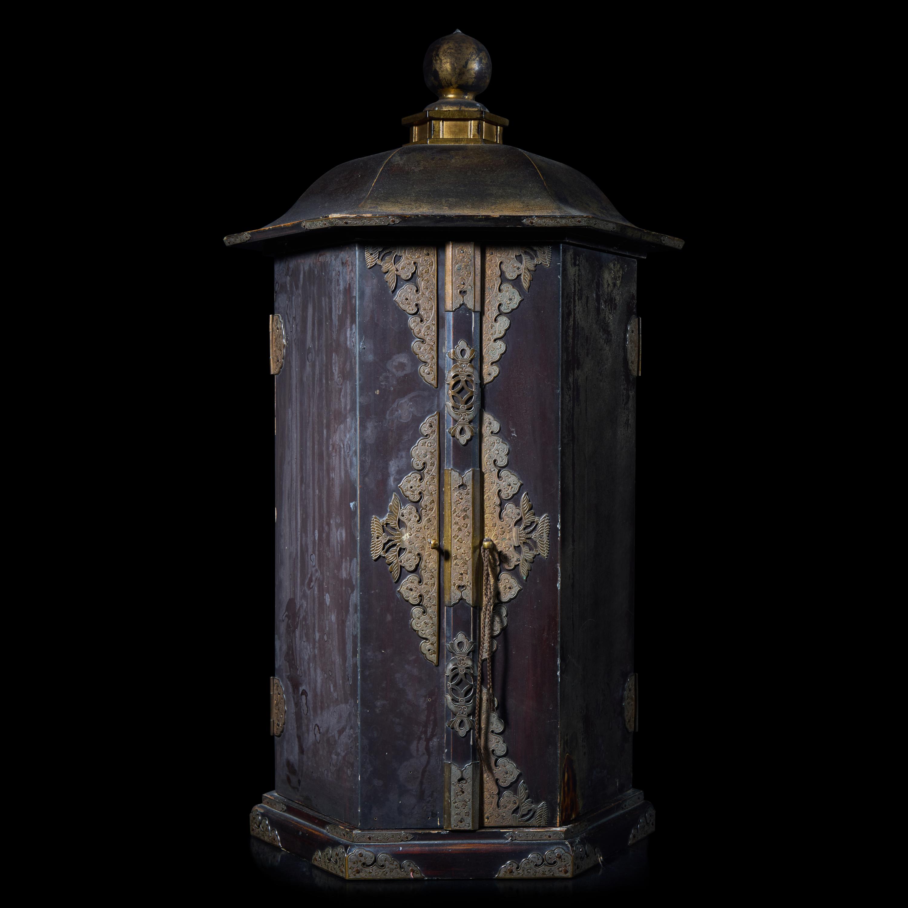 A Large Japanese Gilt and Lacquered Zushi Shrine, Edo Period 日本江戶時代 木漆金佛龕