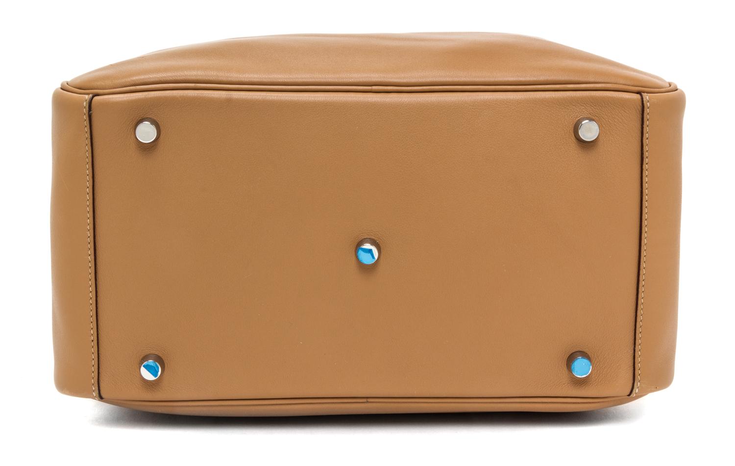 An Hermes Naturale Swift Lindy 30 Handbag, 12" x 7.5" x 6.5".