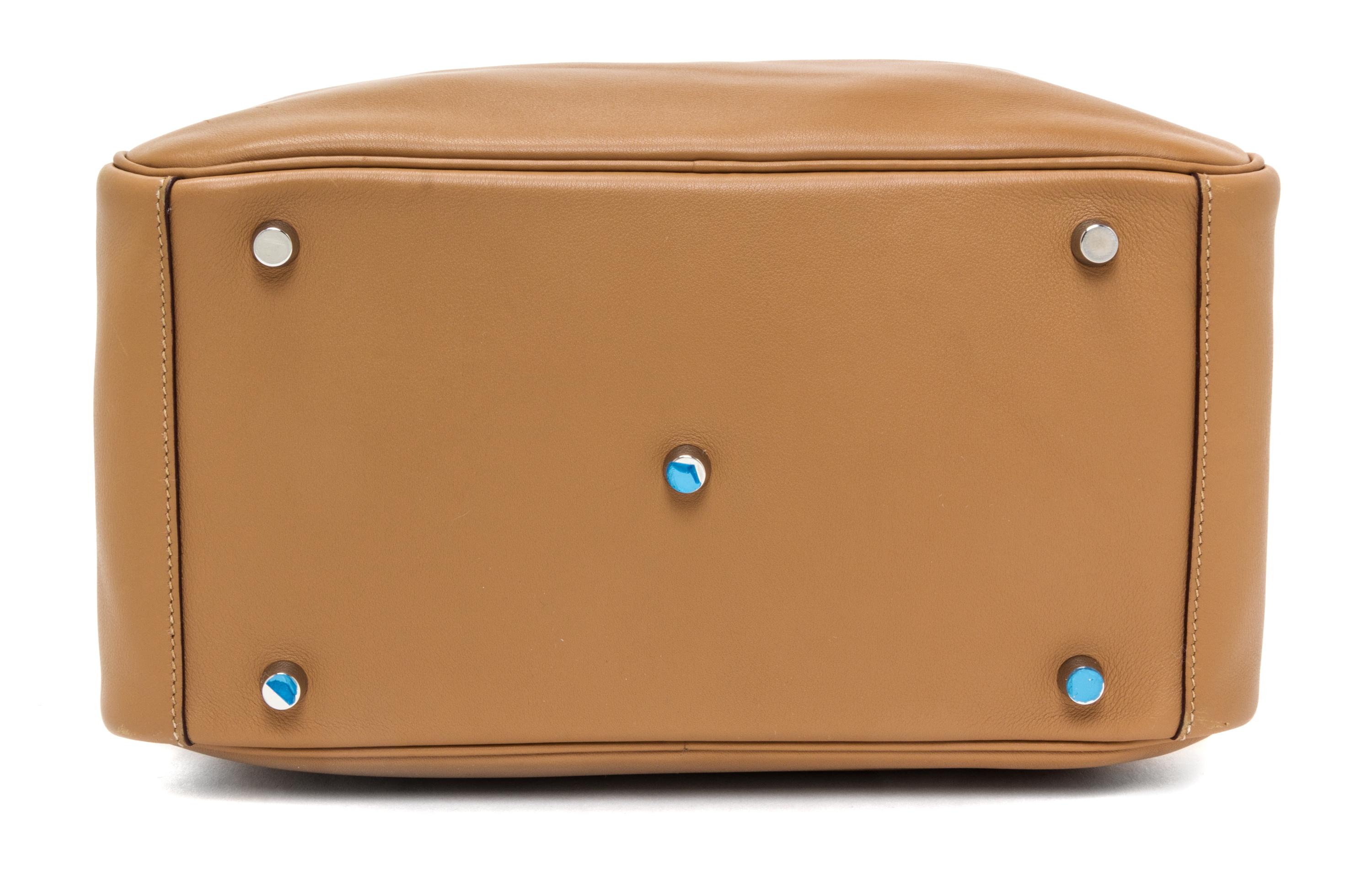 An Hermes Naturale Swift Lindy 30 Handbag, 12" x 7.5" x 6.5".