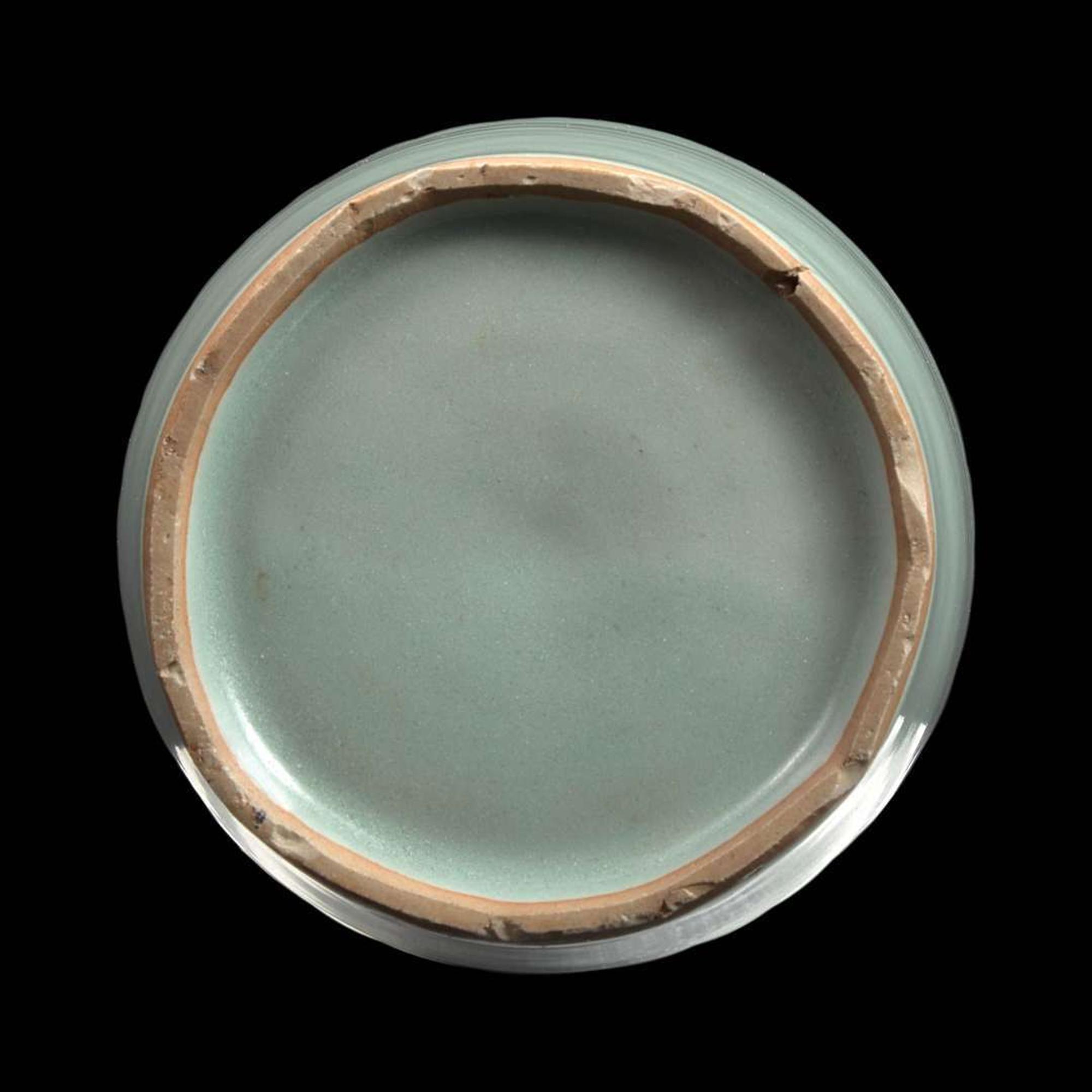 A celadon-glazed "twin-fish" mallet vase 青瓷双鱼盘口瓶