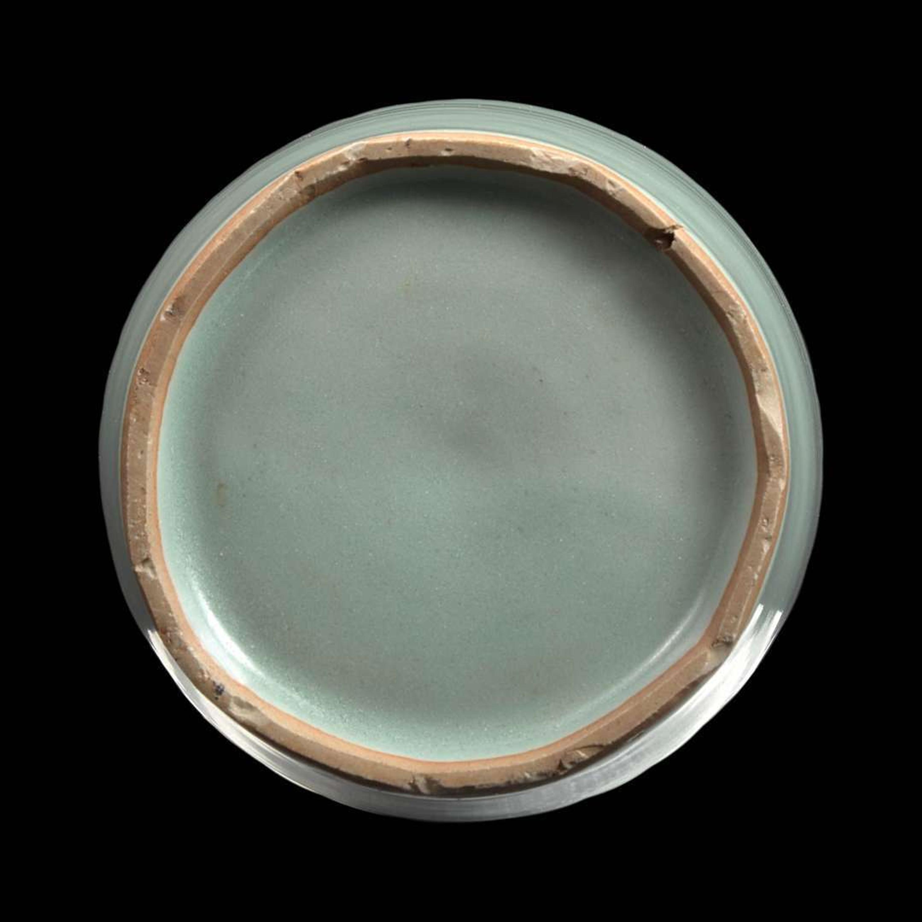 A celadon-glazed "twin-fish" mallet vase 青瓷双鱼盘口瓶