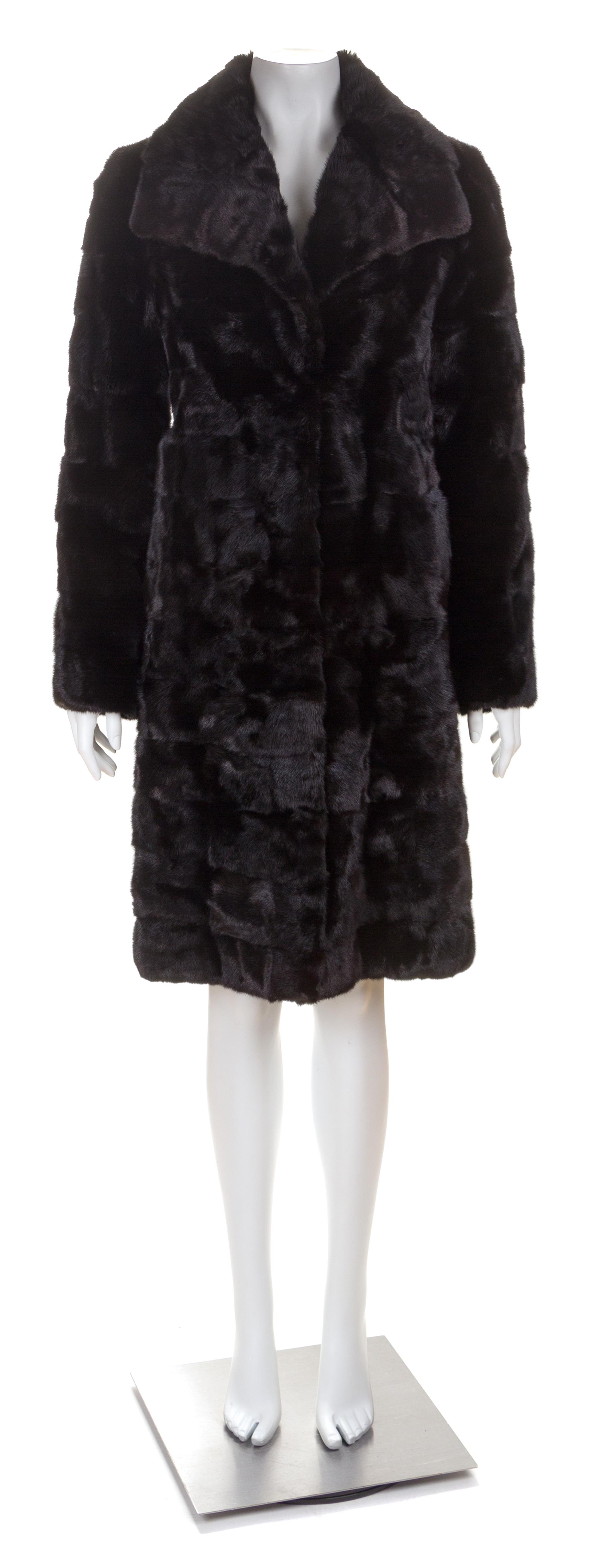 An Oscar de la Renta Brown Mink Coat, Size 4.