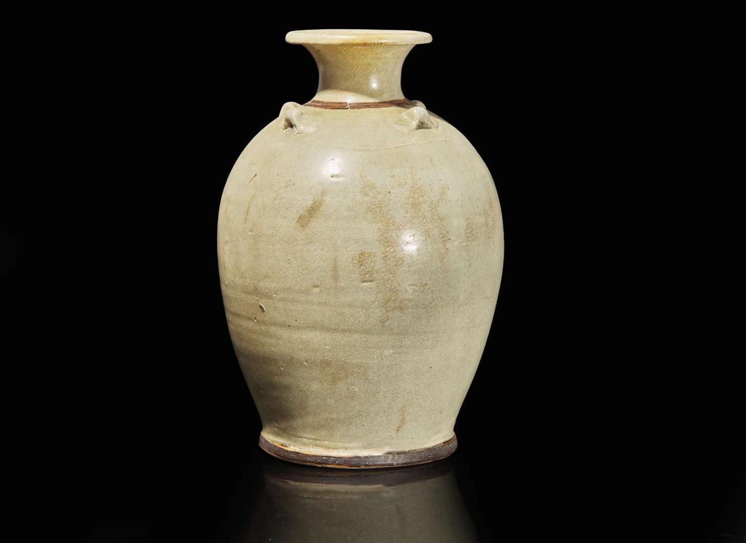 A large Vietnamese pale celadon-glazed jar, Ly to Tran dynasties, 11th-14th century 月白釉大罐 李朝至陳朝 十一至十四世紀