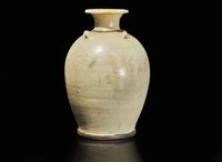 A large Vietnamese pale celadon-glazed jar, Ly to Tran dynasties, 11th-14th century 月白釉大罐 李朝至陳朝 十一至十四世紀