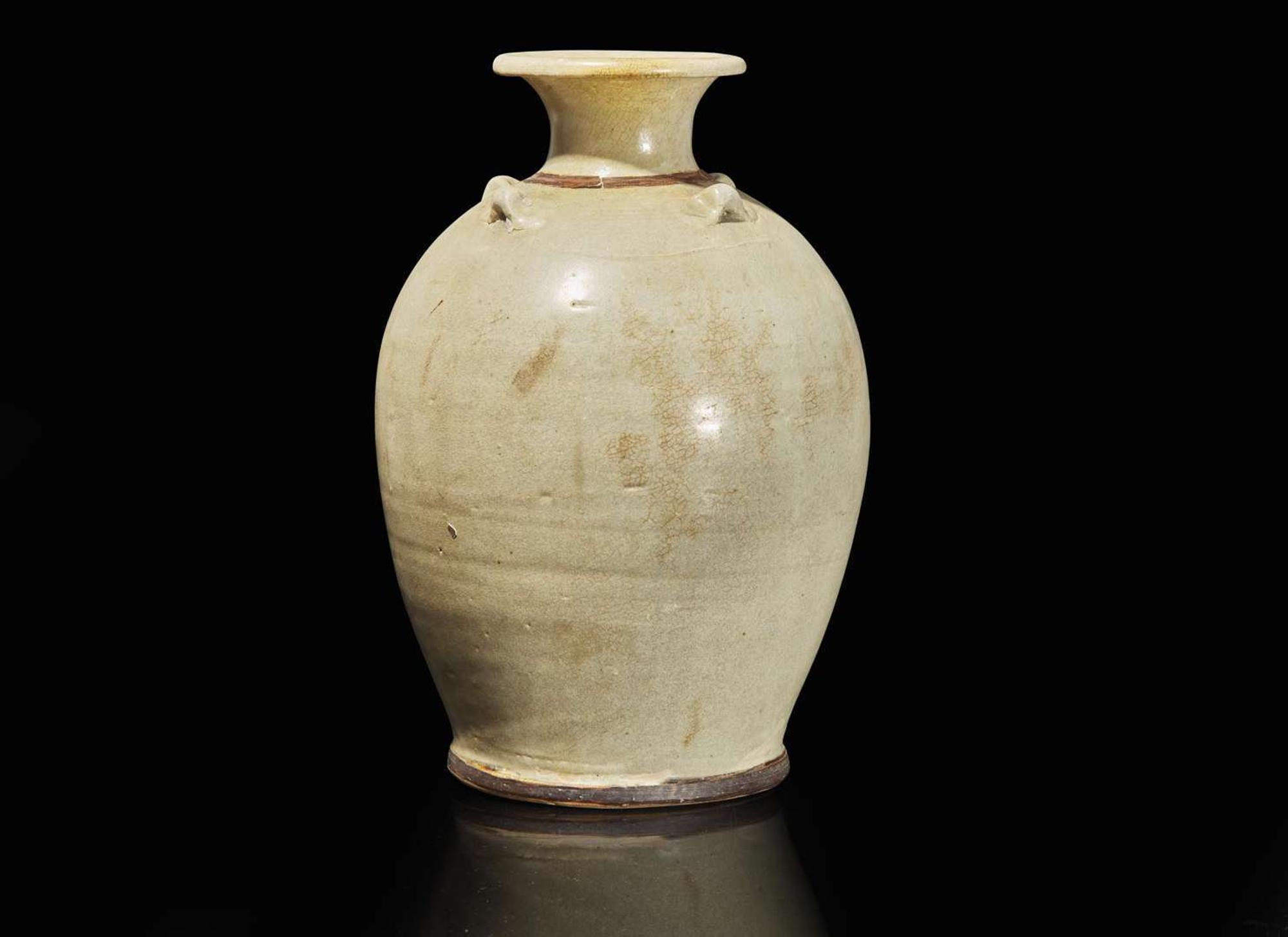 A large Vietnamese pale celadon-glazed jar, Ly to Tran dynasties, 11th-14th century 月白釉大罐 李朝至陳朝 十一至十四世紀