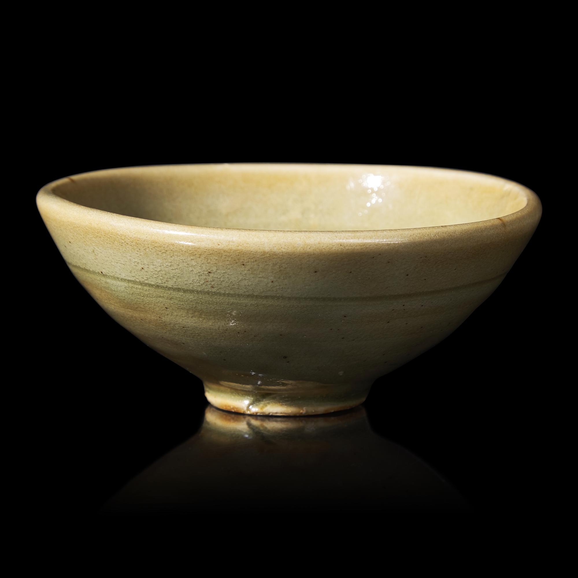 A Chinese Yaozhou Style Celadon Glazed Tea Bowl 耀州窯落花流水刻划花碗