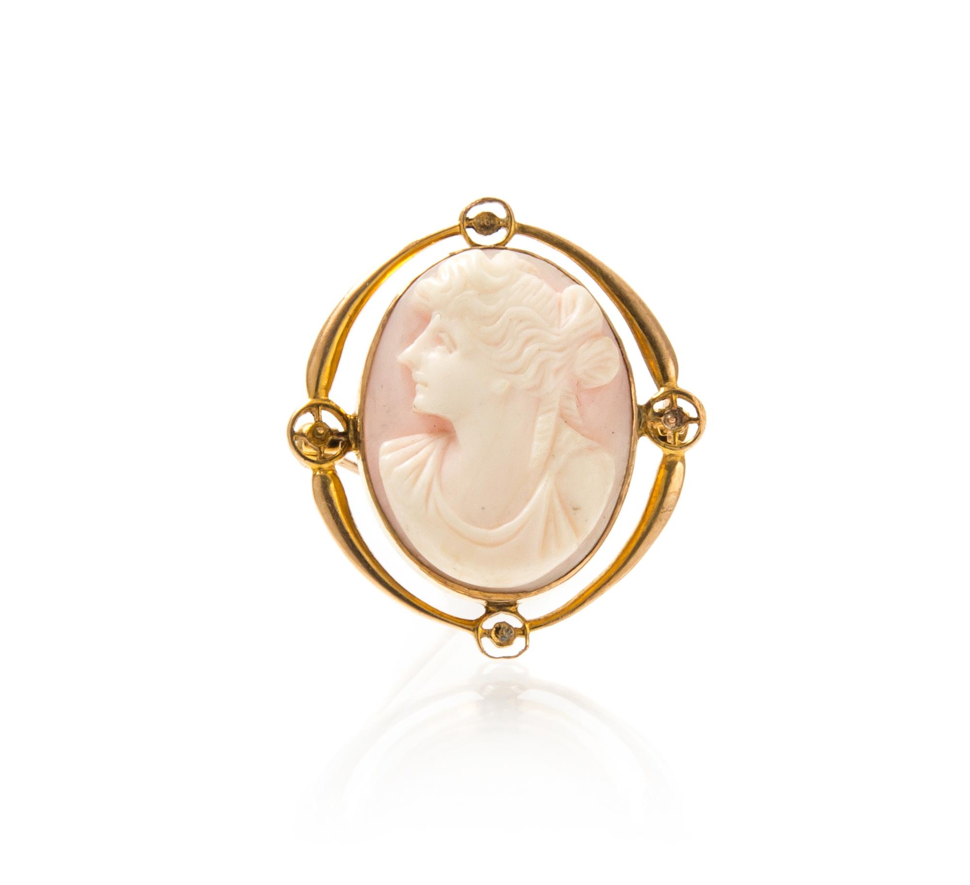 A 10 Karat Yellow Gold and Shell Cameo Brooch, 4.00 dwts.