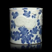 A Japanese Hirado Blue and White Porcelain ' Kiku' Brush Pot, 19th Century — 日本江戶-明治時代 平戶燒青花菊花圖筆筒