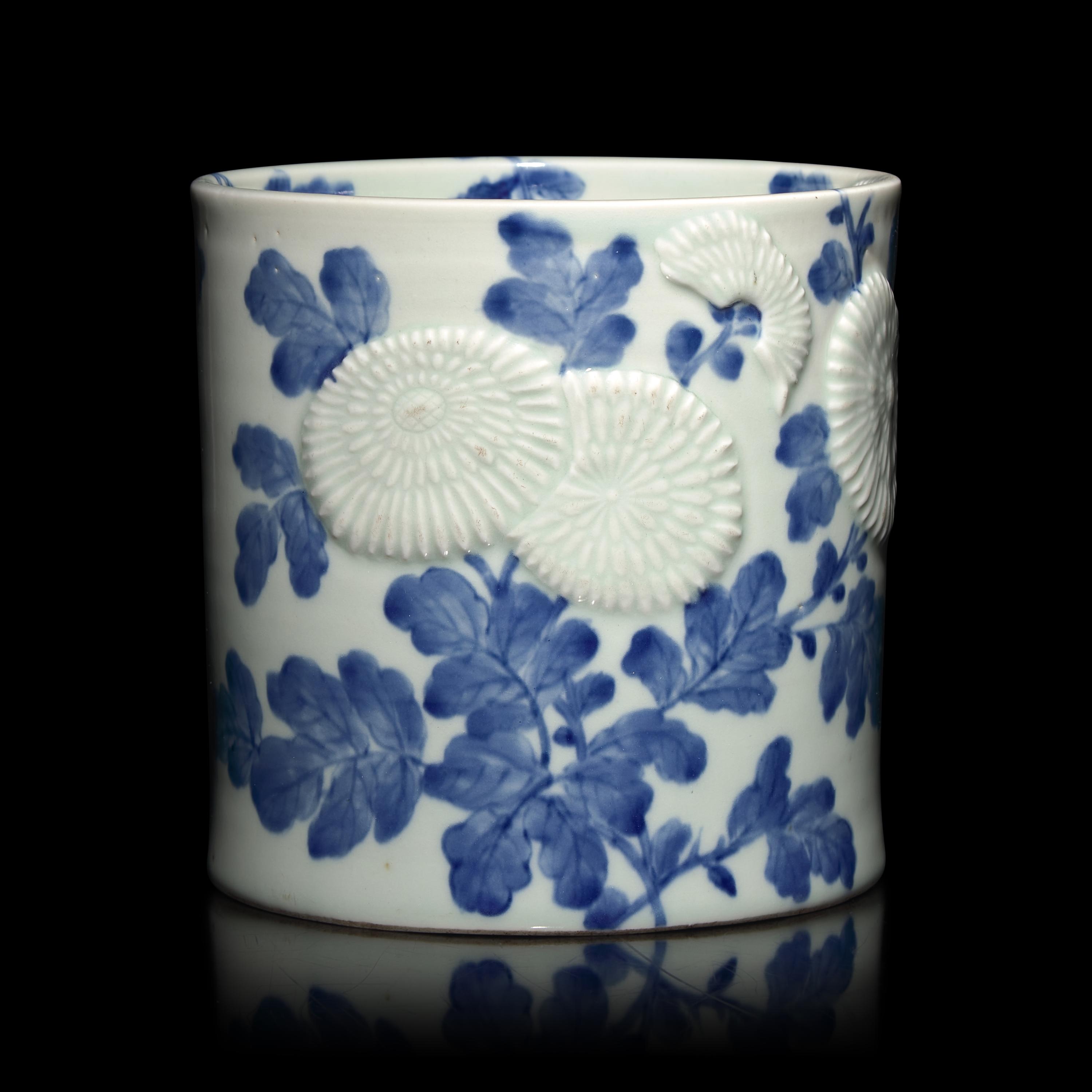 A Japanese Hirado Blue and White Porcelain ' Kiku' Brush Pot, 19th Century — 日本江戶-明治時代 平戶燒青花菊花圖筆筒