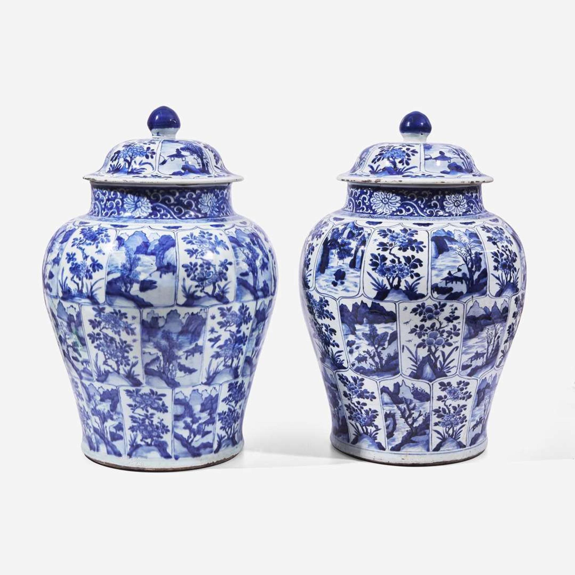 A pair of large Chinese blue and white porcelain jars and covers 青花帶蓋大罐一對 Kangxi period ? ??