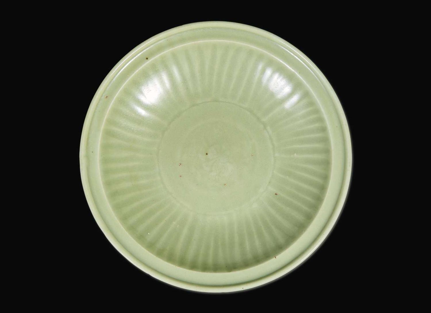 A Chinese Longquan celadon circular dish, Yuan/early Ming dynasty 龍泉青瓷盤 元或明初