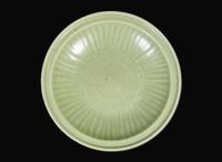 A Chinese Longquan celadon circular dish, Yuan/early Ming dynasty 龍泉青瓷盤 元或明初