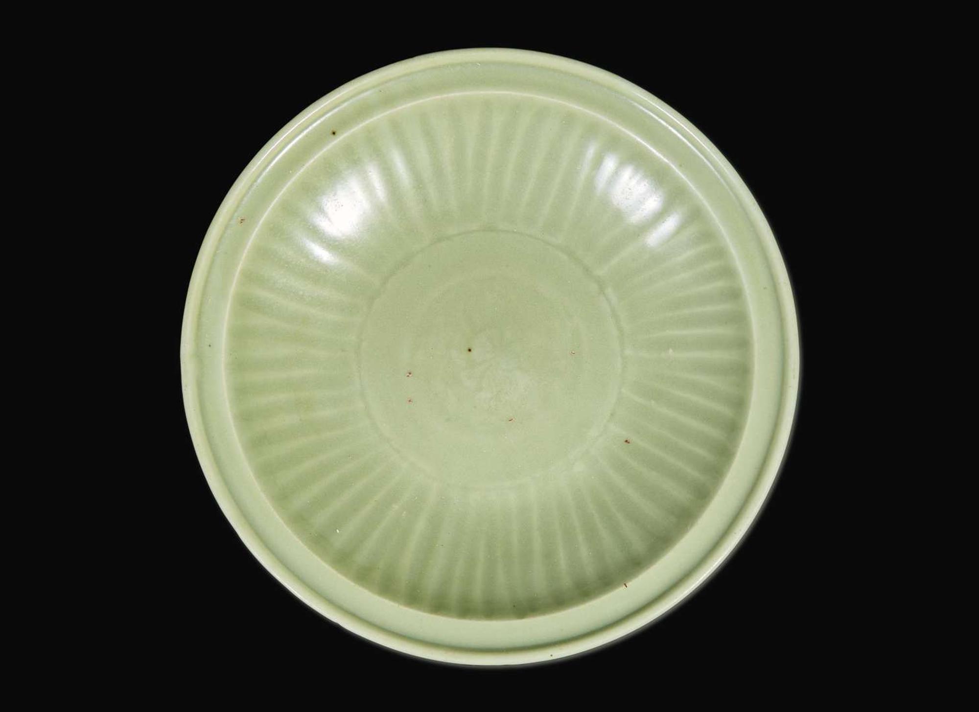 A Chinese Longquan celadon circular dish, Yuan/early Ming dynasty 龍泉青瓷盤 元或明初