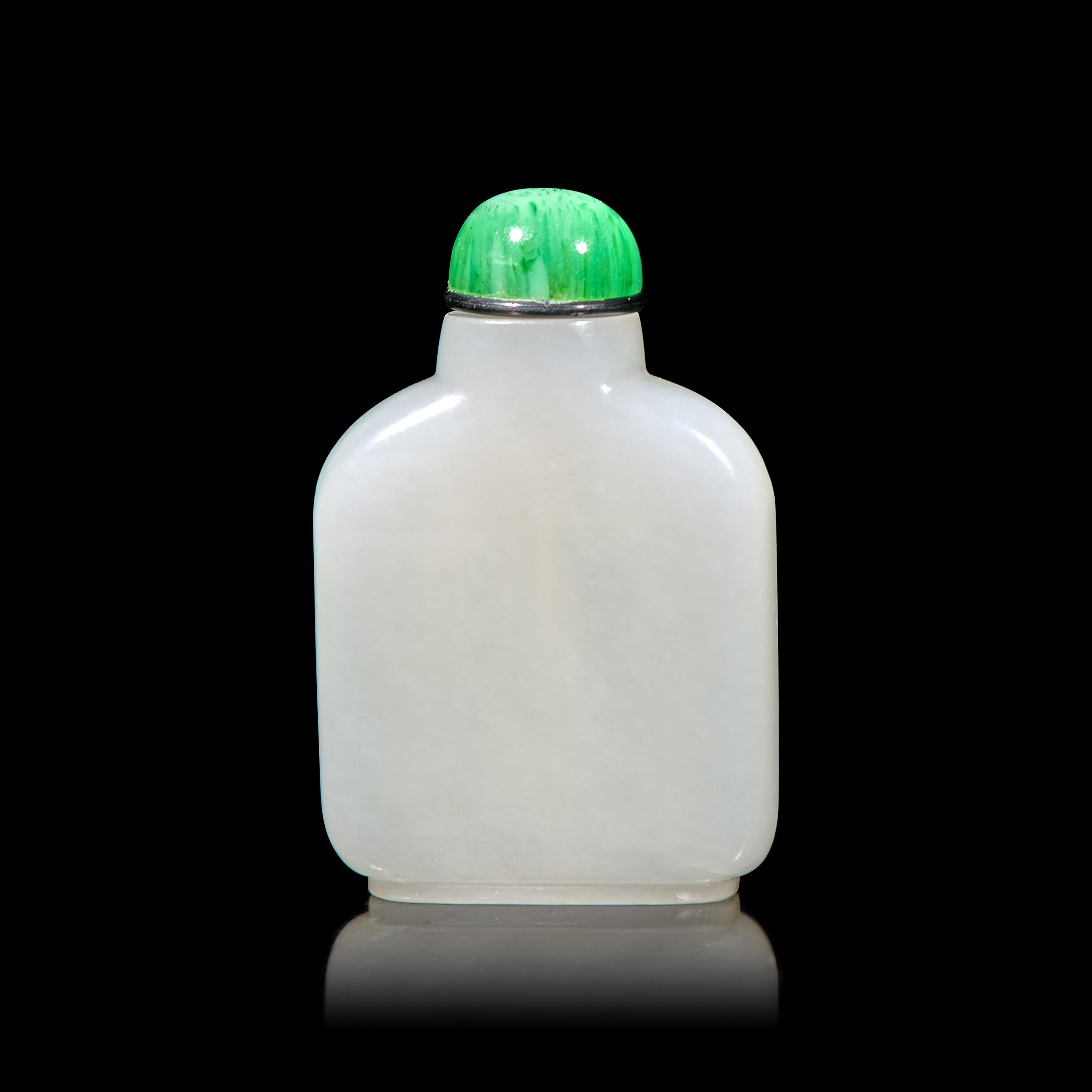 A Chinese White Jade Snuff Bottle, 19th Century — 清晚期 白玉鼻煙壺