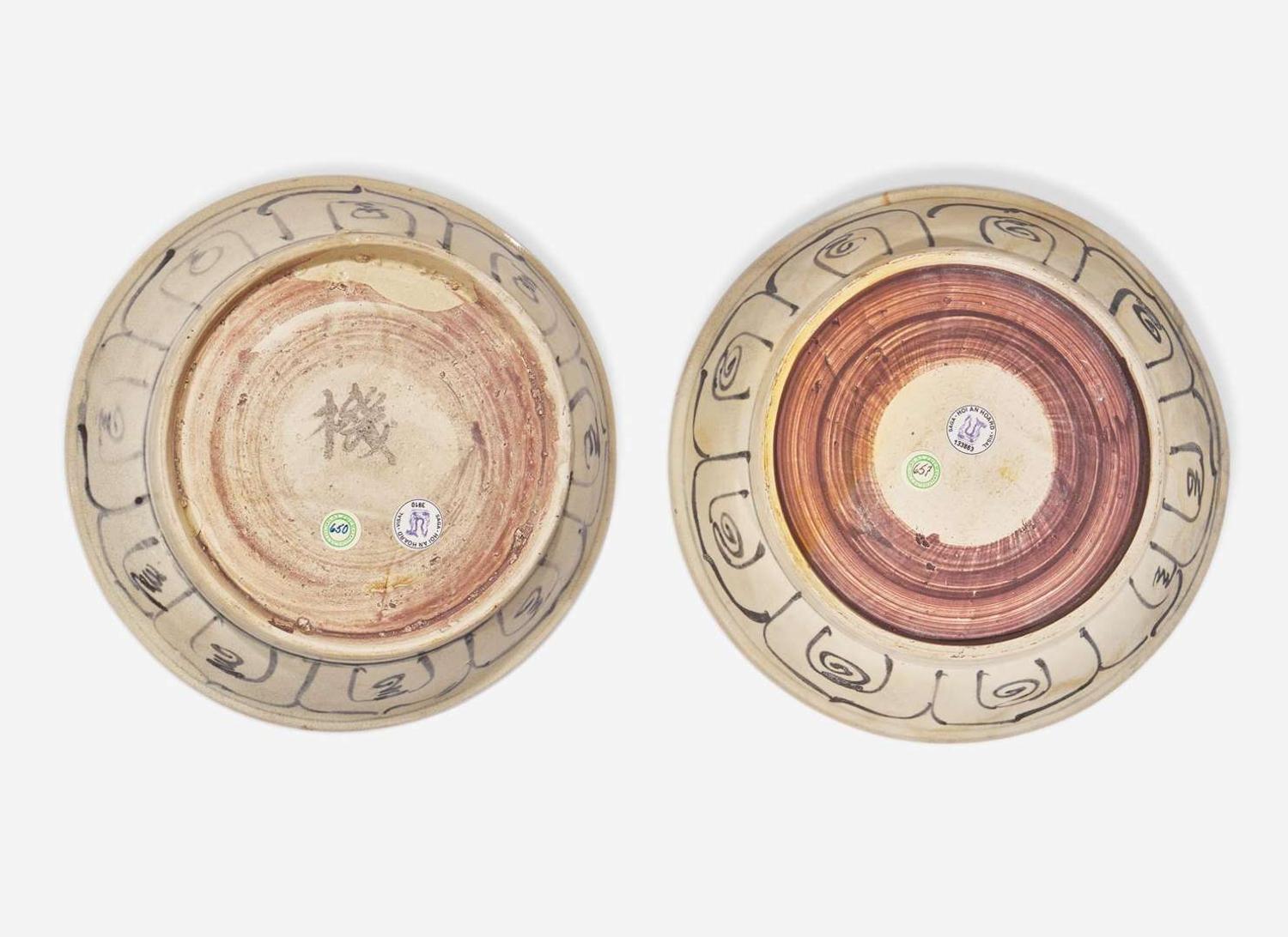 Two similar Vietnamese blue and white dishes from the Hoi An Shipwreck, Le Dynasty, mid to late 15th century 會安海撈瓷青花盤兩件 後黎朝 十五世紀中晚期