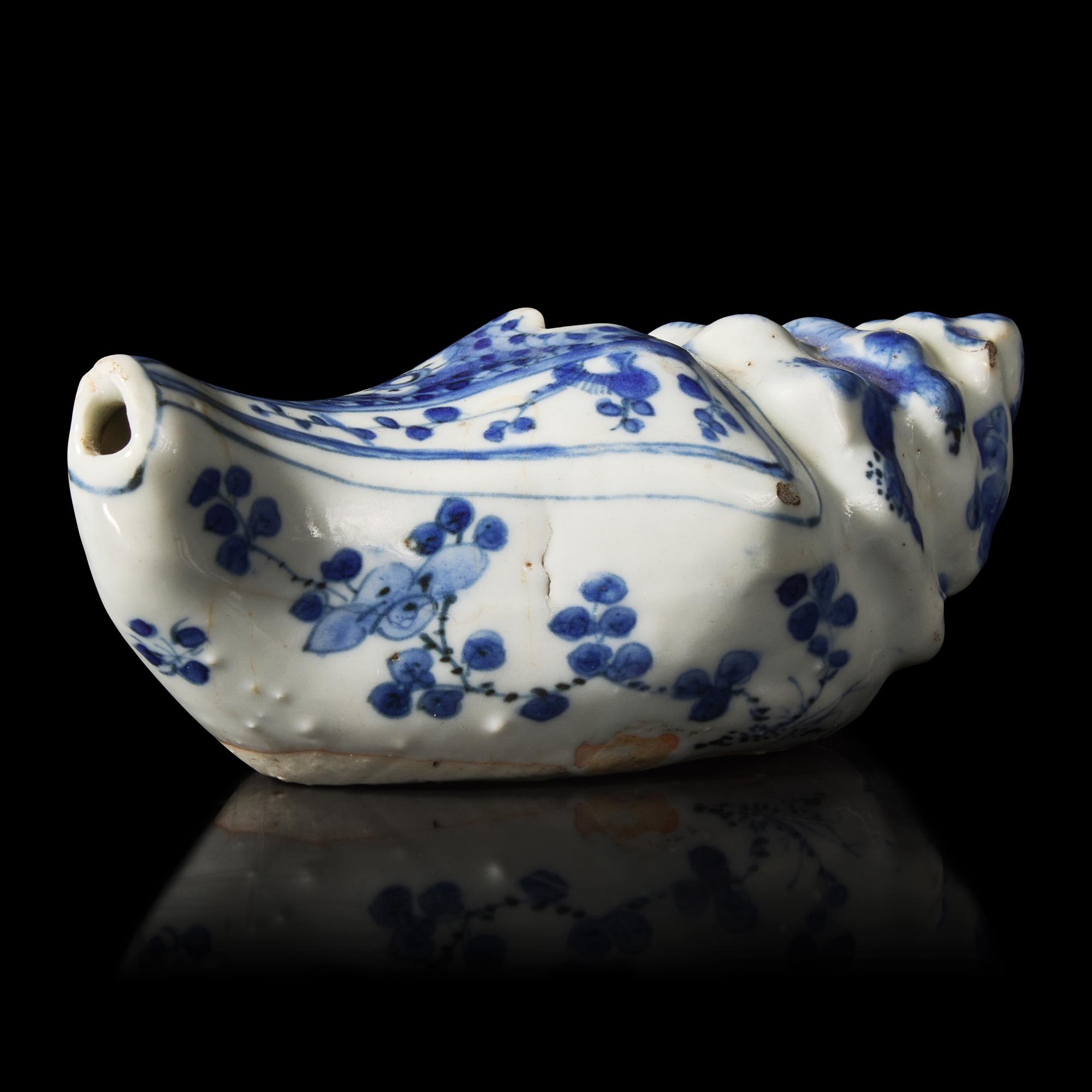 A Chinese Blue and White Porcelain Conch-Shaped Water dropper, Wanli Period 明萬曆 青花海螺式硯滴