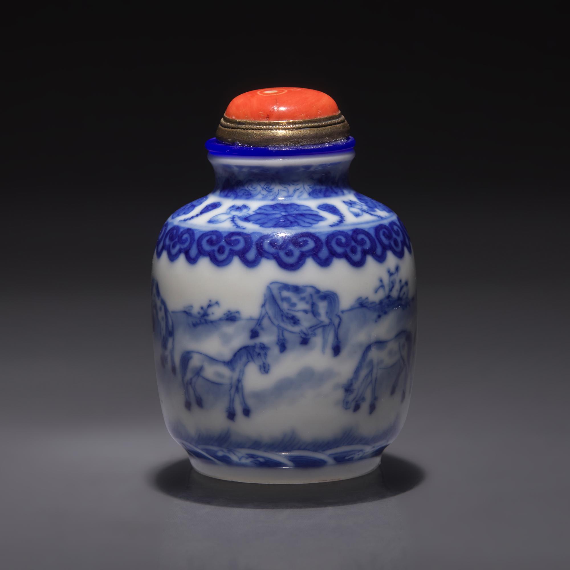 A Chinese Blue and White "Eight Horses of Mu Wang" Snuff Jarlet, Qing Dynasty, 19th/20th Century — 晚清民國 青花穆王八駿圖鼻煙罐