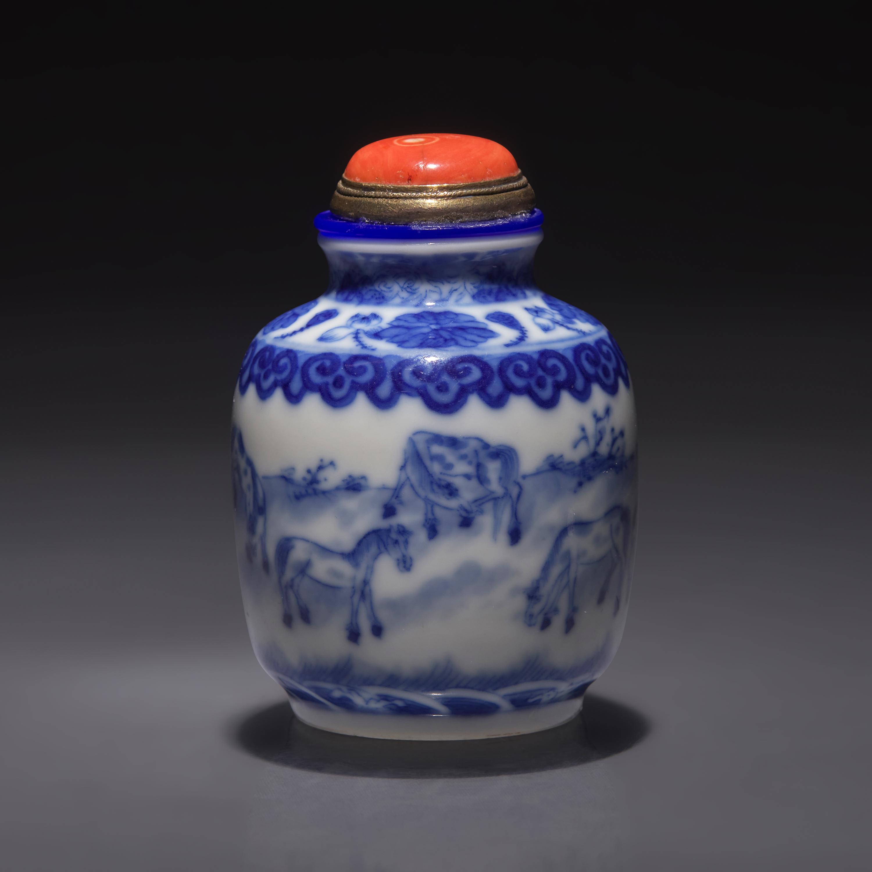 A Chinese Blue and White "Eight Horses of Mu Wang" Snuff Jarlet, Qing Dynasty, 19th/20th Century — 晚清民國 青花穆王八駿圖鼻煙罐