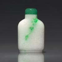 A Chinese Jadeite Snuff Bottle, Qing Dynasty, Circa 1770-1850 — 1770-1850年 翡翠素面鼻煙壺