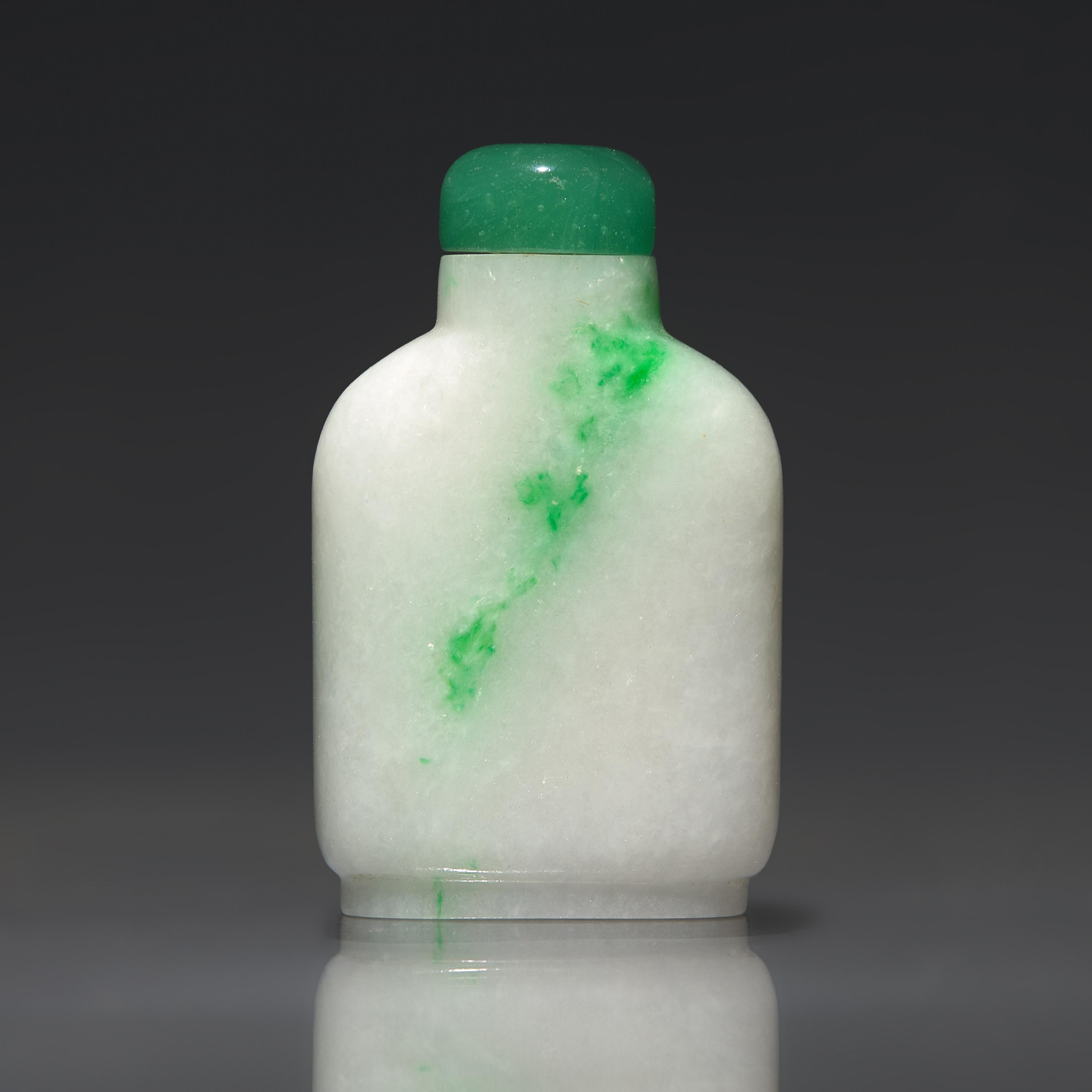 A Chinese Jadeite Snuff Bottle, Qing Dynasty, Circa 1770-1850 — 1770-1850年 翡翠素面鼻煙壺