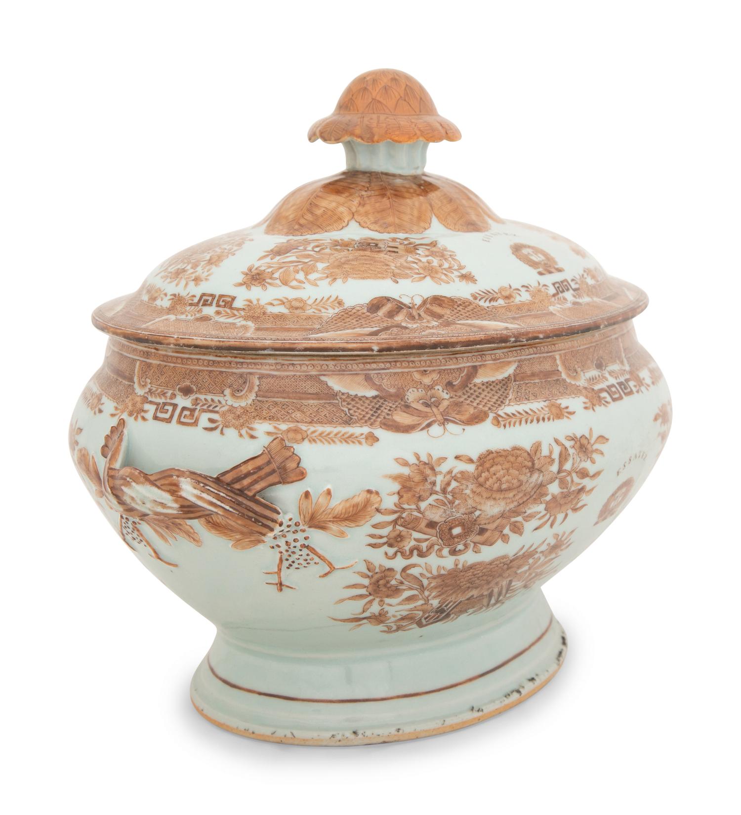 A Chinese Export Porcelain Fitzhugh Soup Tureen