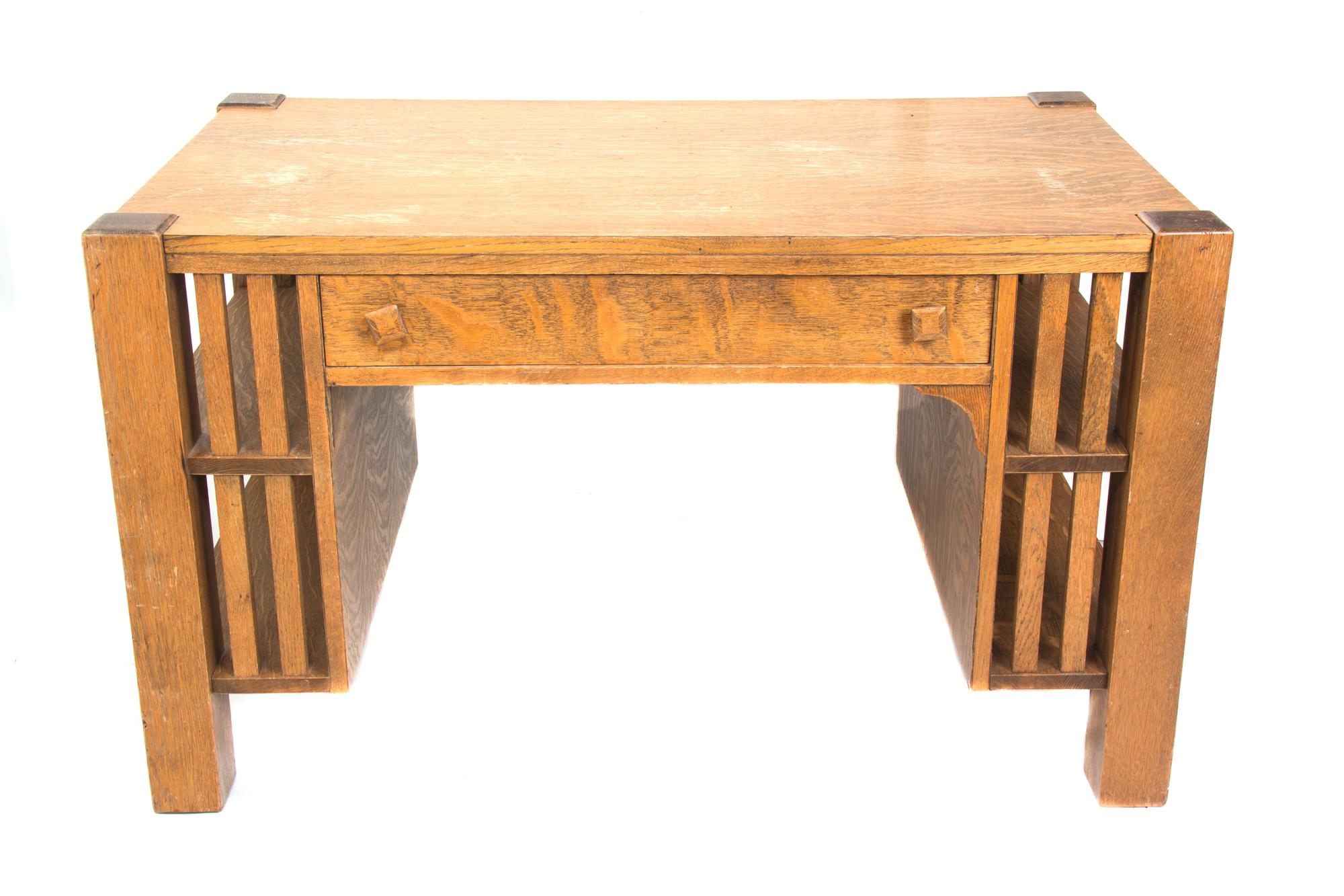 An Arts and Crafts Stickley Style Oak Desk Height 29 x length 48 1/2 x depth 28 1/2 inches. — 20TH CENTURY
