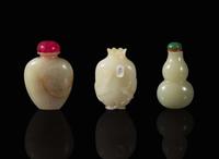 A group of three Chinese jade snuff bottles 玉雕鼻煙壺一組三件