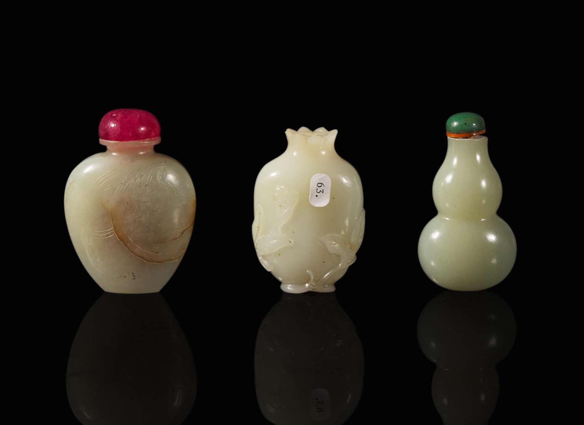 A group of three Chinese jade snuff bottles 玉雕鼻煙壺一組三件