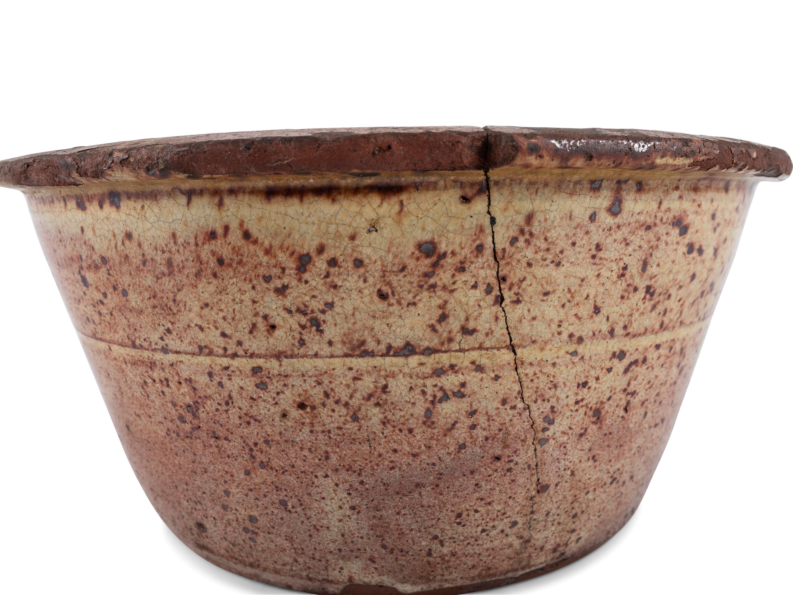 A Redware Bowl with Manganese Glaze