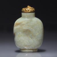 A Chinese Carved Grey and Black Jade Snuff Bottle, Qing Dynasty, 19th Century — 清晚期 灰玉巧雕踏雪尋梅圖鼻煙壺
