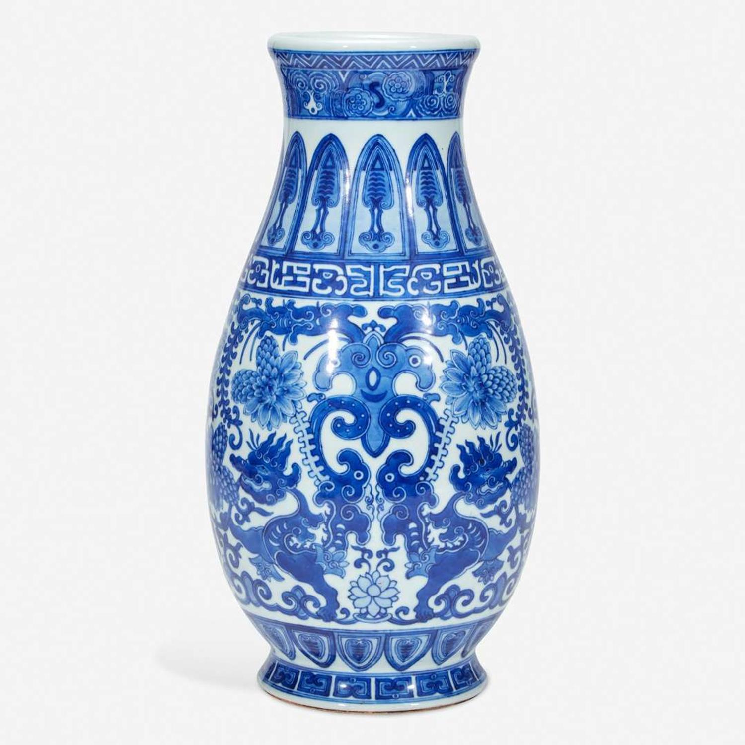An unusual large Chinese blue and white porcelain archaistic vase 倣古风格青花瓷瓶 Qianlong six-character seal mark