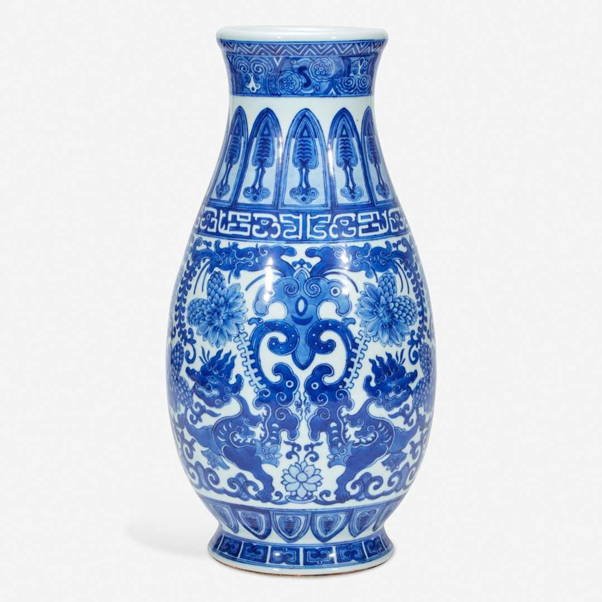 An unusual large Chinese blue and white porcelain archaistic vase 倣古风格青花瓷瓶 Qianlong six-character seal mark