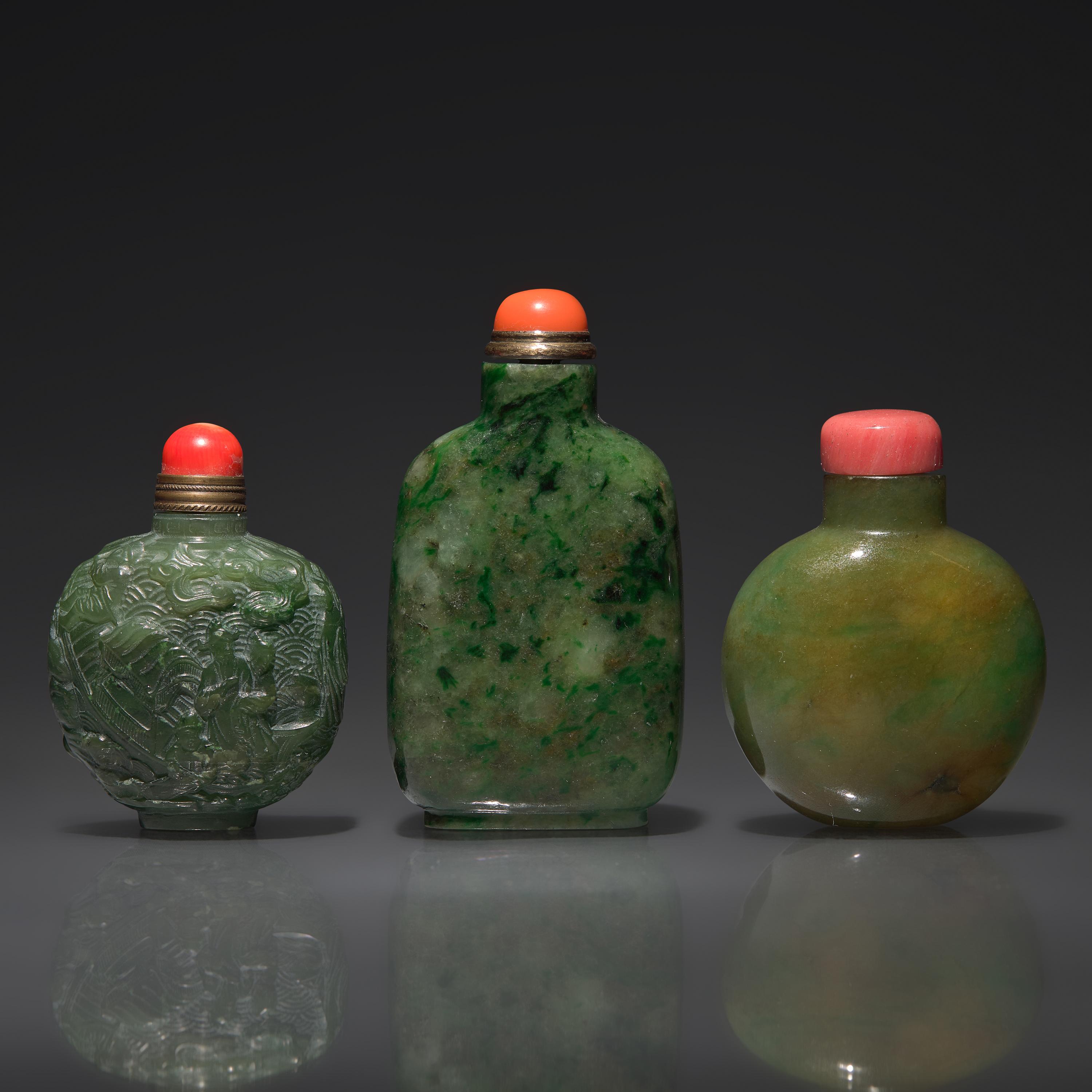 Three Chinese Jade and Jadeite Snuff Bottles, 19th to 20th Century — 晚清-民國 碧玉及翡翠鼻煙壺三支