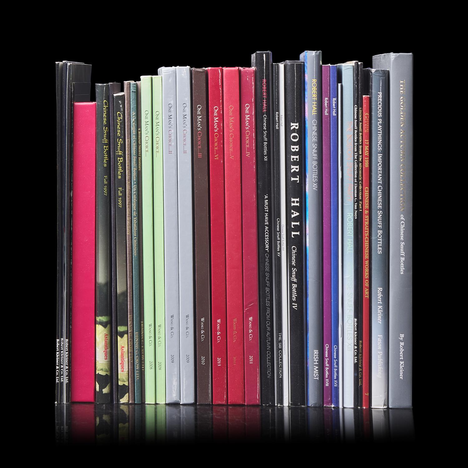 A Group of 32 Assorted Snuff Bottle Dealers‘ Catalogues 鼻烟壺古董商圖錄32冊