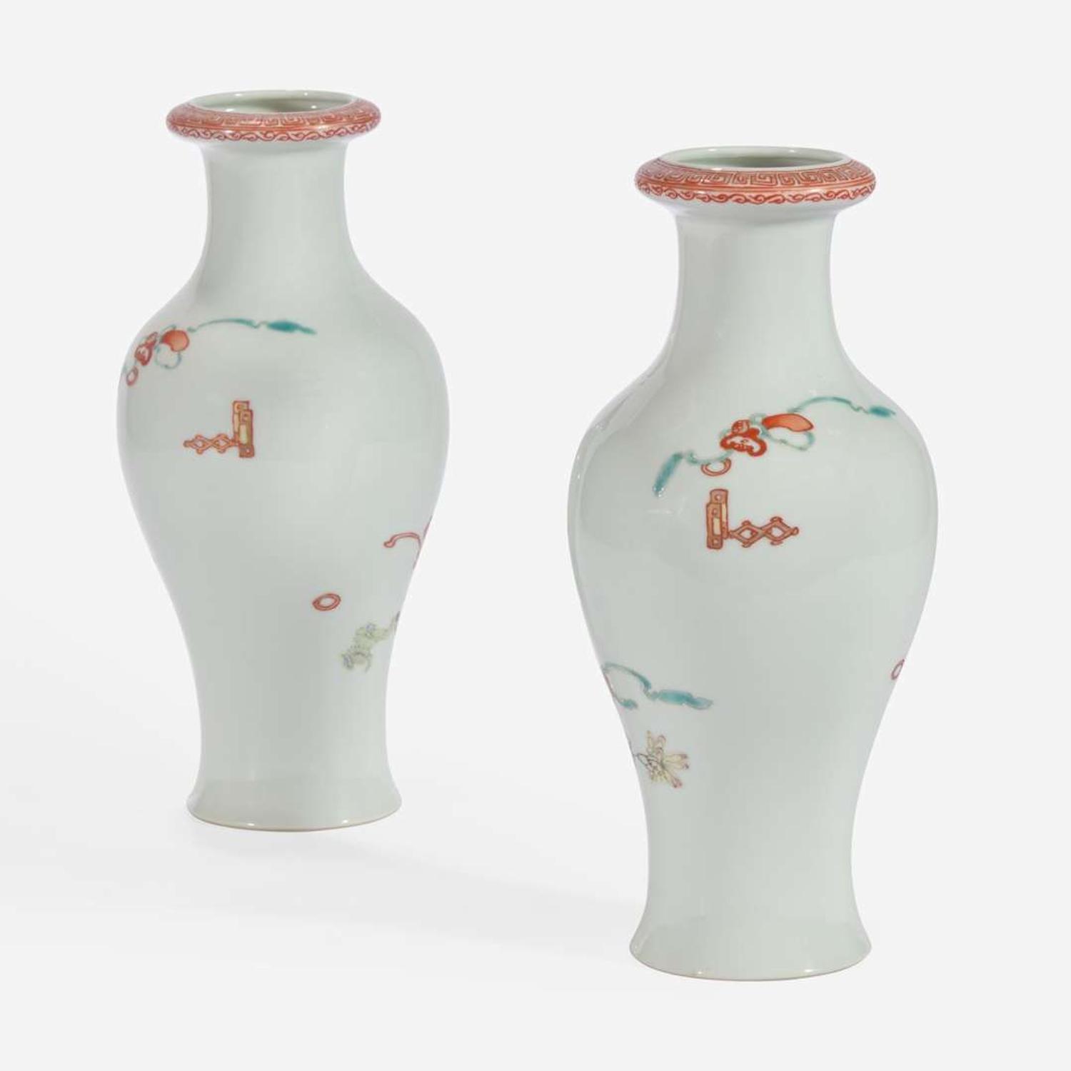 A pair of famille rose-decorated porcelain baluster vases 居仁堂粉彩瓷瓶一对