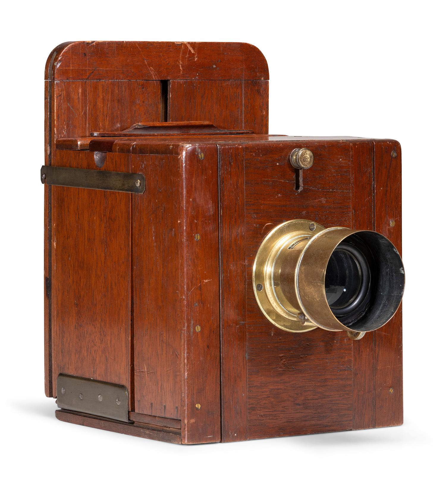 [EARLY PHOTOGRAPHY]. Daguerreotype / wet plate tailboard transitional camera. English, ca 1855.