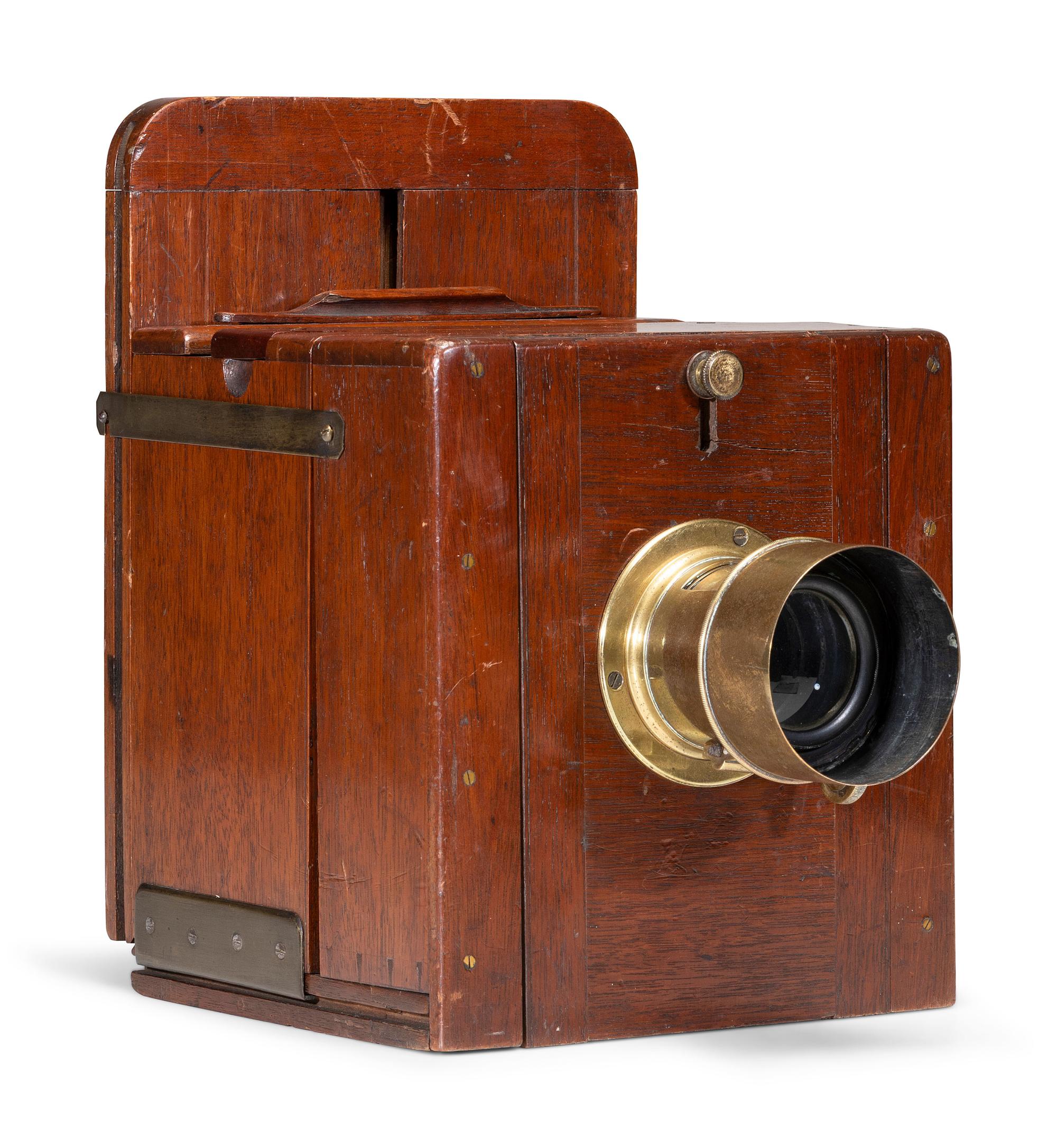 [EARLY PHOTOGRAPHY]. Daguerreotype / wet plate tailboard transitional camera. English, ca 1855.