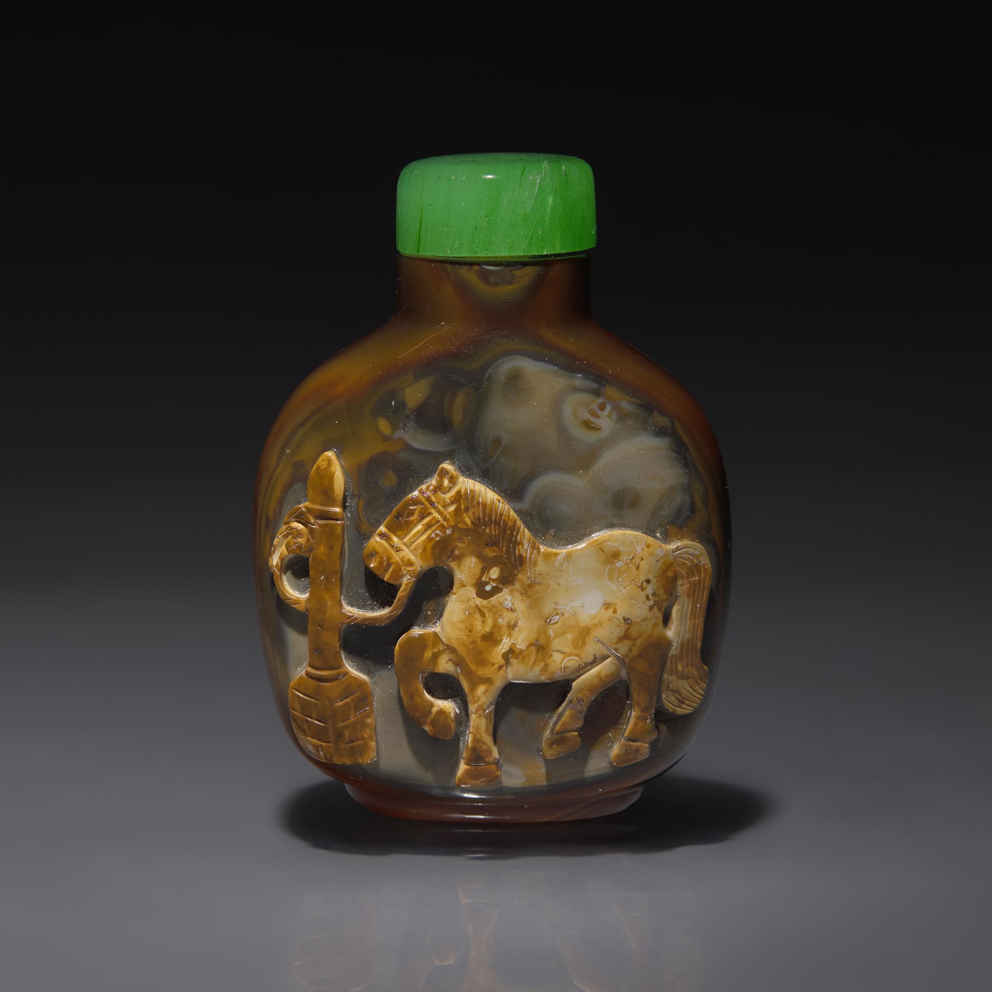 A Chinese Carved Agate "Tethered Horse" Snuff Bottle, Late Qing Dynasty — 清晚期 瑪瑙巧雕駿馬圖鼻煙壺