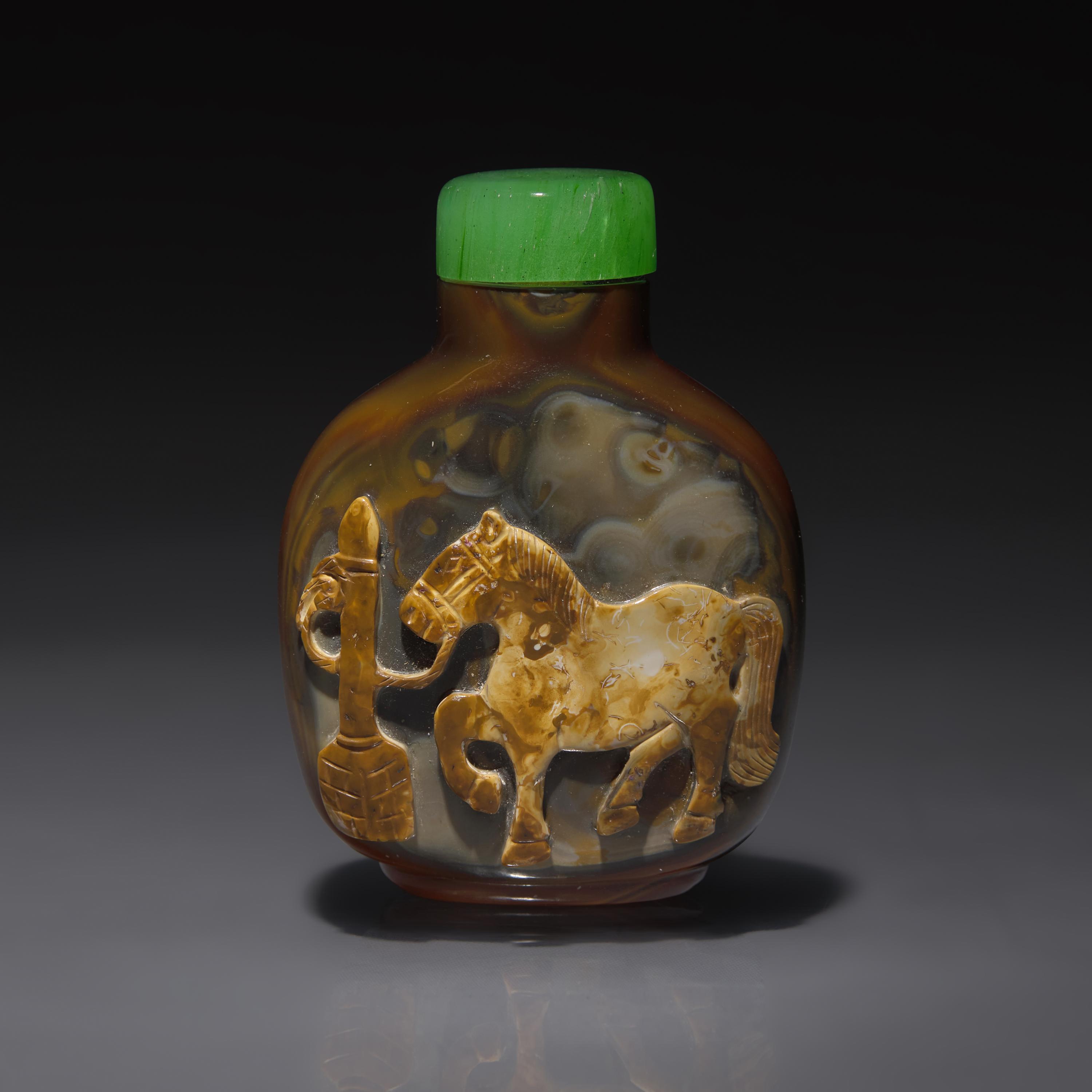 A Chinese Carved Agate "Tethered Horse" Snuff Bottle, Late Qing Dynasty — 清晚期 瑪瑙巧雕駿馬圖鼻煙壺