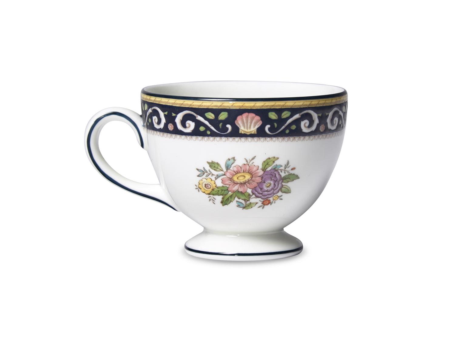 A Wedgwood Runnymede Porcelain Dinner Service
