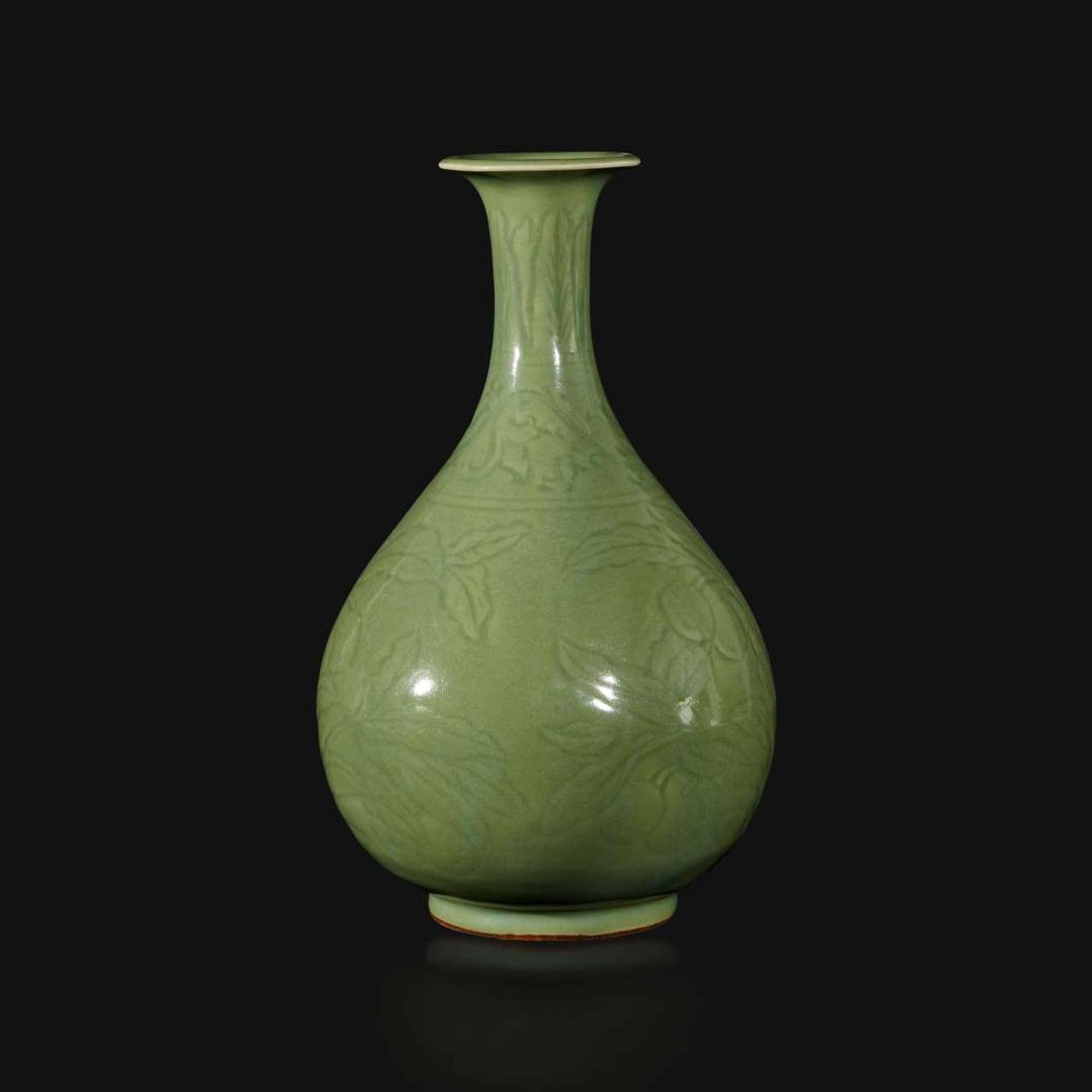 An incised celadon-glazed bottle vase, Yuhuchunping