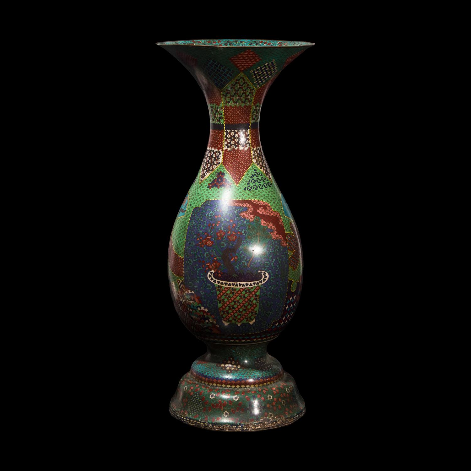 A Large Japanese Cloisonné Enamel Vase, Circa 1870 日本明治時期 七寶燒大瓶