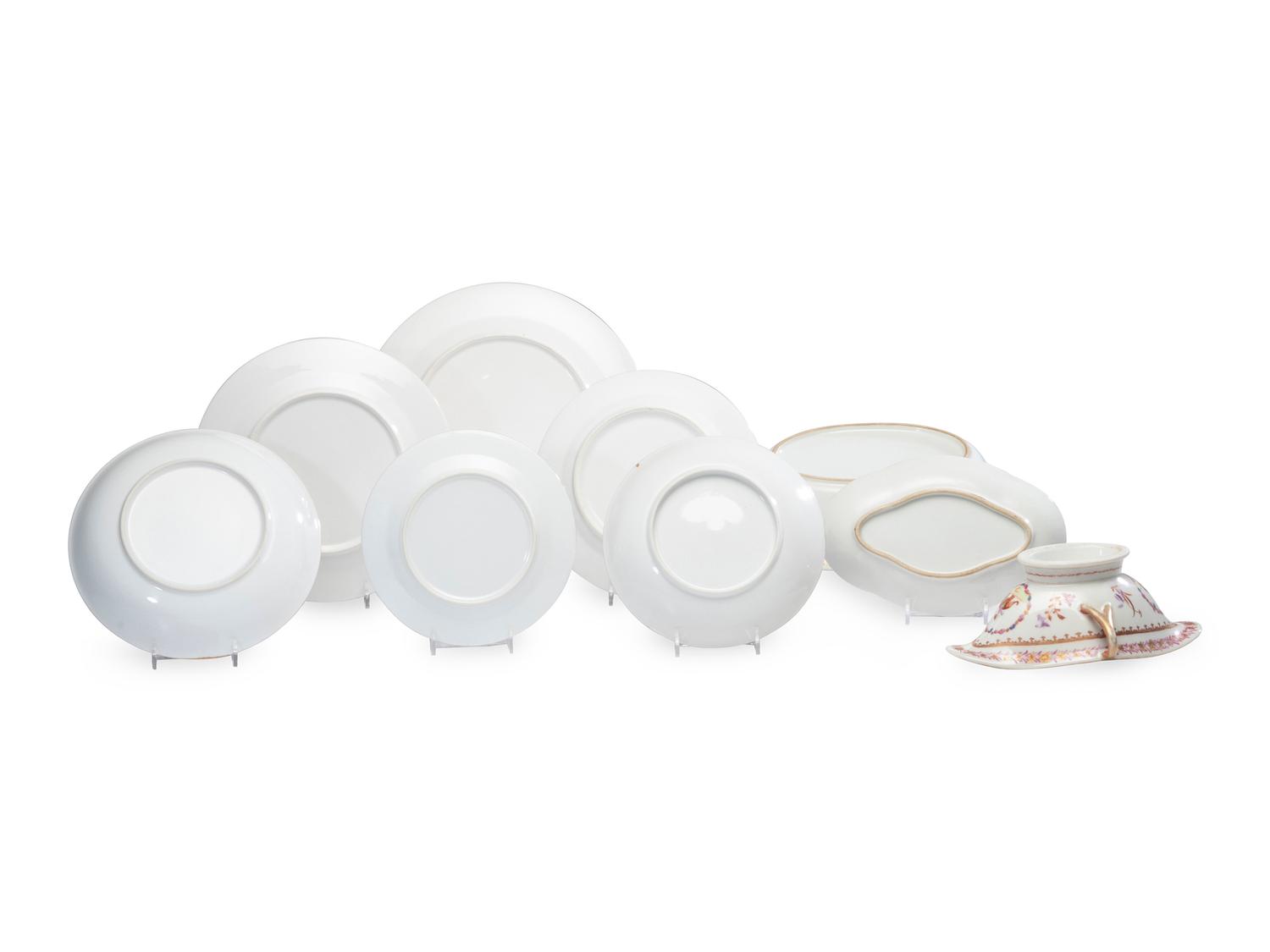 A Chinese Export Porcelain Dinner Service